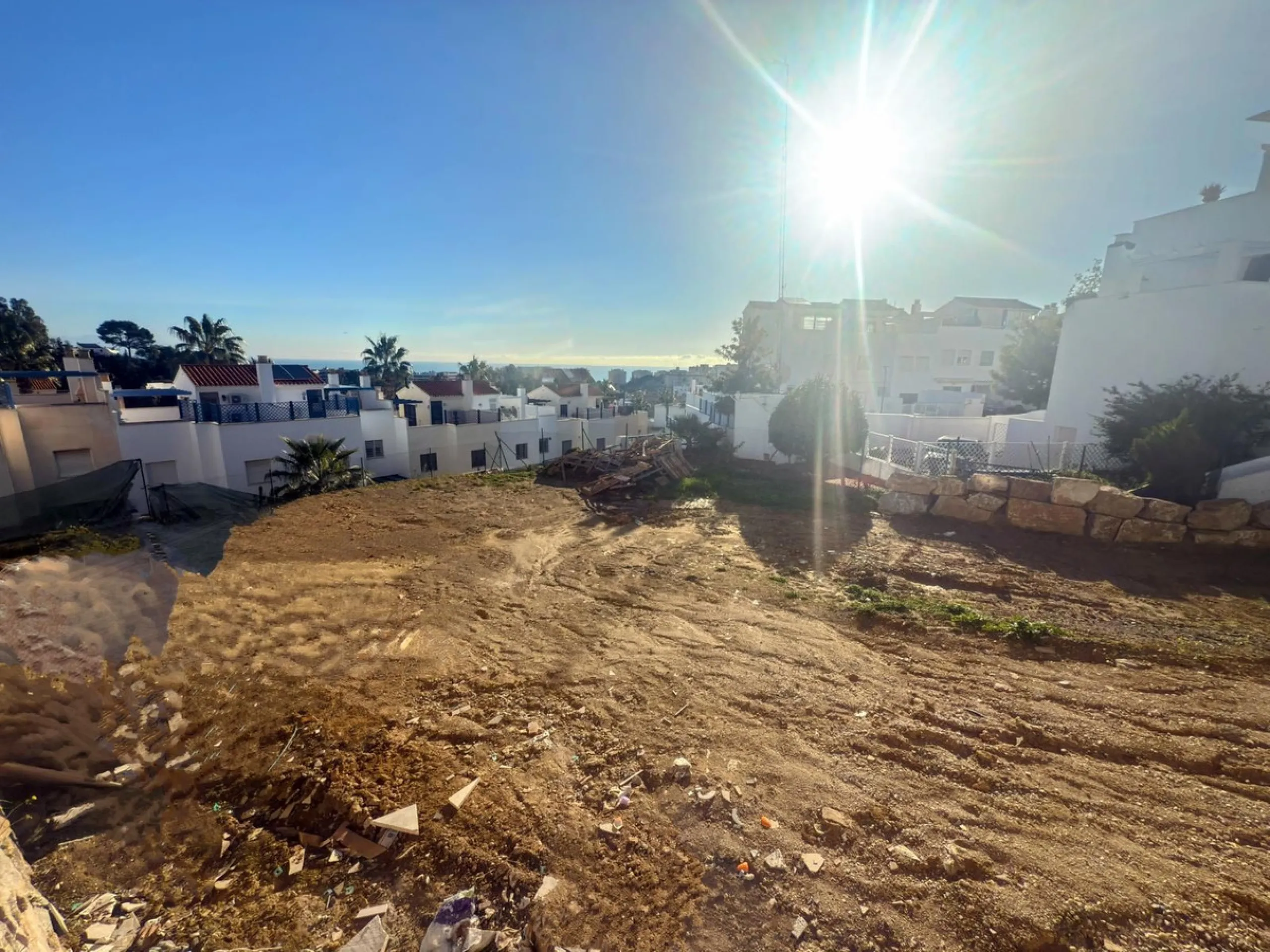 Plot for sale with building permit and project in the Avenida Rocío Jurado area, near the Torremolinos Conference Center, featuring 5 bedrooms and 4 bathrooms.