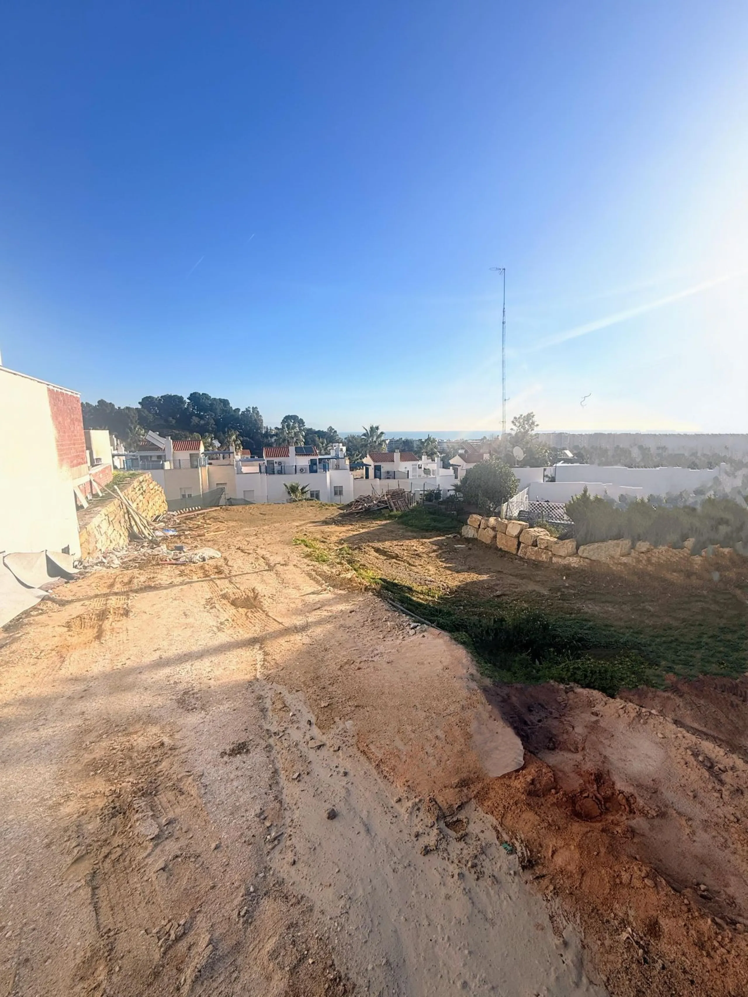 Plot for sale with building permit and project in the Avenida Rocío Jurado area, near the Torremolinos Conference Center, featuring 5 bedrooms and 4 bathrooms.