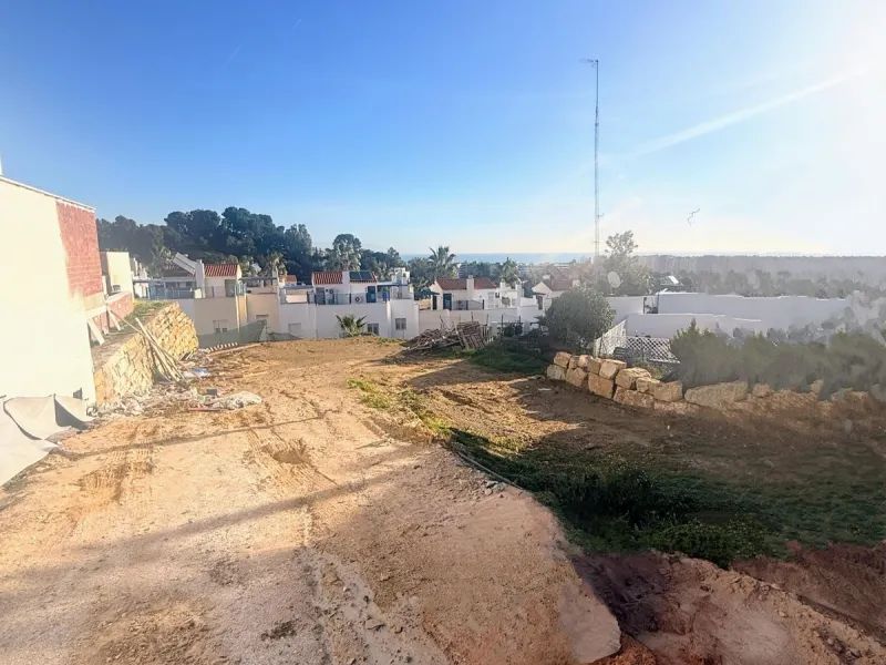 Plot for sale with building permit and project in the Avenida Rocío Jurado area, near the Torremolinos Conference Center, featuring 5 bedrooms and 4 bathrooms.