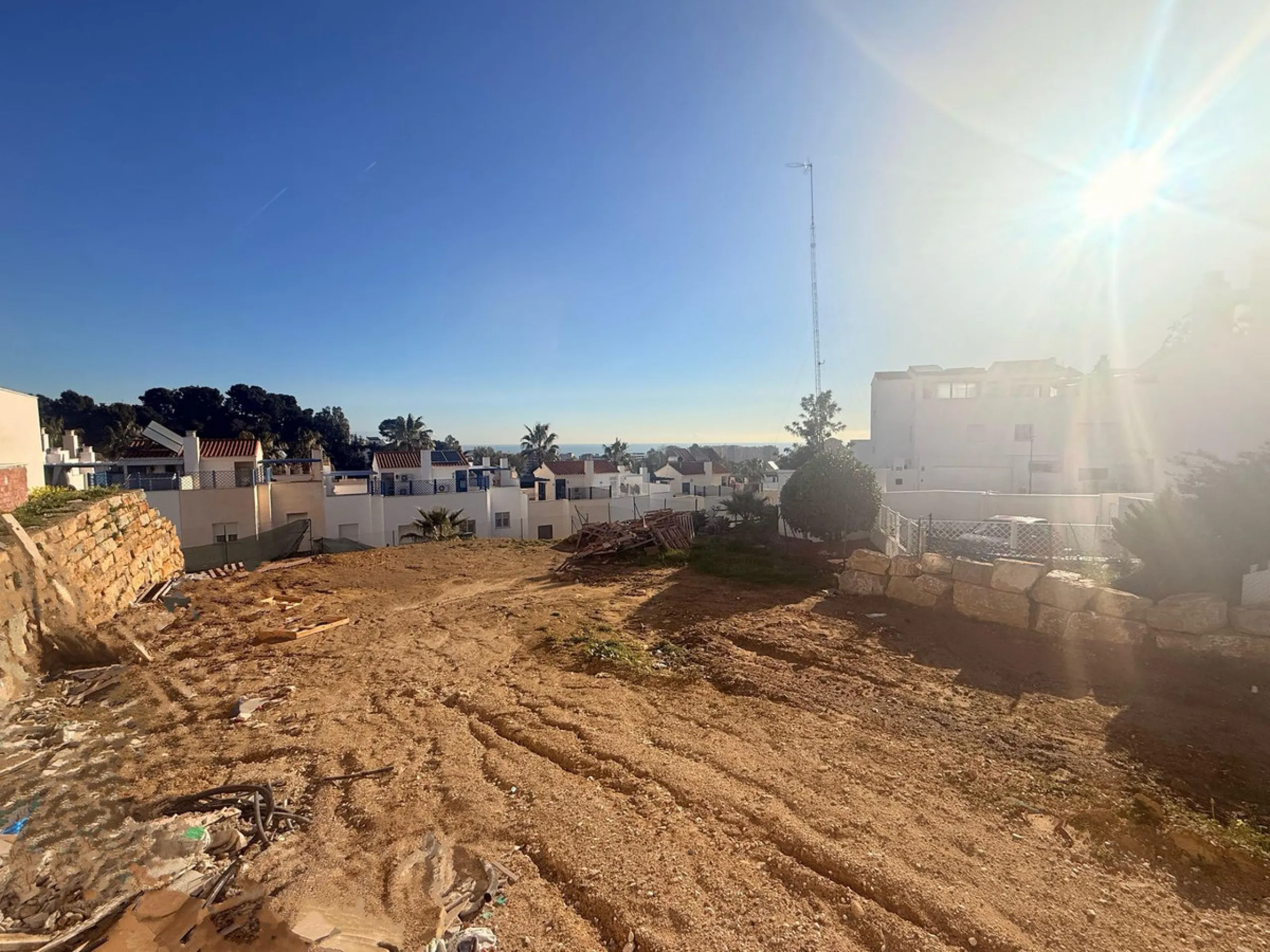Plot for sale with building permit and project in the Avenida Rocío Jurado area, near the Torremolinos Conference Center, featuring 5 bedrooms and 4 bathrooms.
