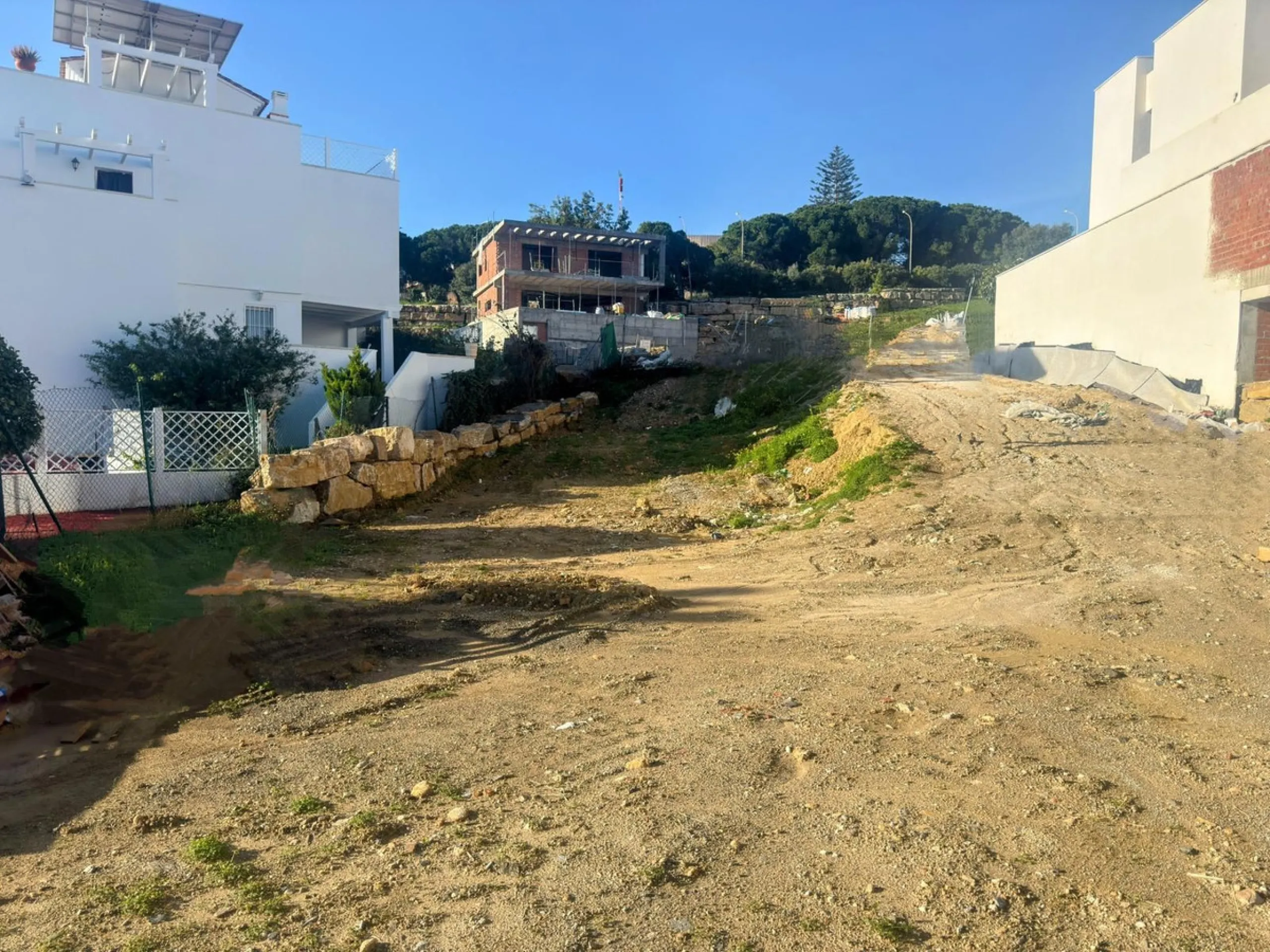 Plot for sale with building permit and project in the Avenida Rocío Jurado area, near the Torremolinos Conference Center, featuring 5 bedrooms and 4 bathrooms.