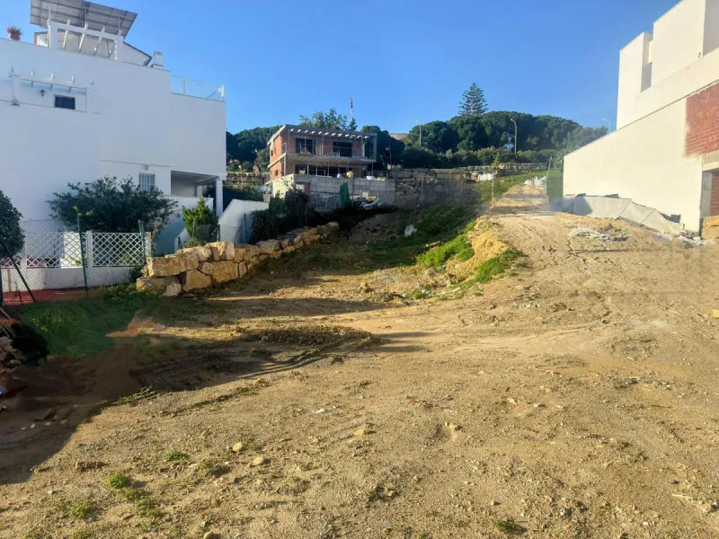 Plot for sale with building permit and project in the Avenida Rocío Jurado area, near the Torremolinos Conference Center, featuring 5 bedrooms and 4 bathrooms.