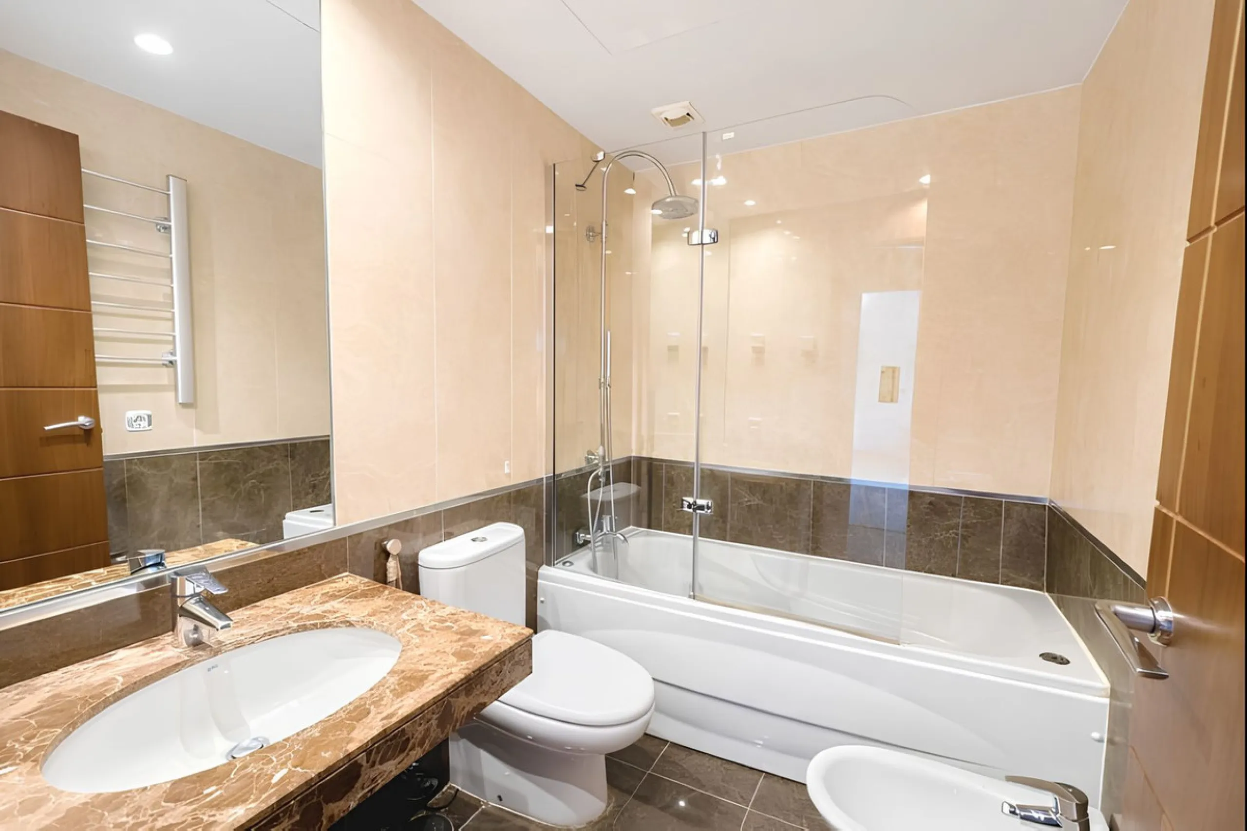 Looking for a spacious apartment with a west-facing terrace in a well maintained community with multiple swimming pools? We are delighted to present this immaculate first-floor, two-bedroom apartment, where both bedrooms benefit from en-suite bathrooms, o