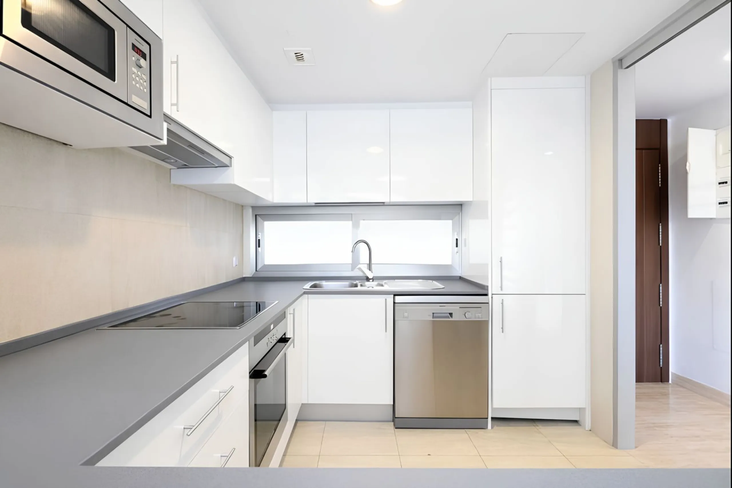 Looking for a spacious apartment with a west-facing terrace in a well maintained community with multiple swimming pools? We are delighted to present this immaculate first-floor, two-bedroom apartment, where both bedrooms benefit from en-suite bathrooms, o