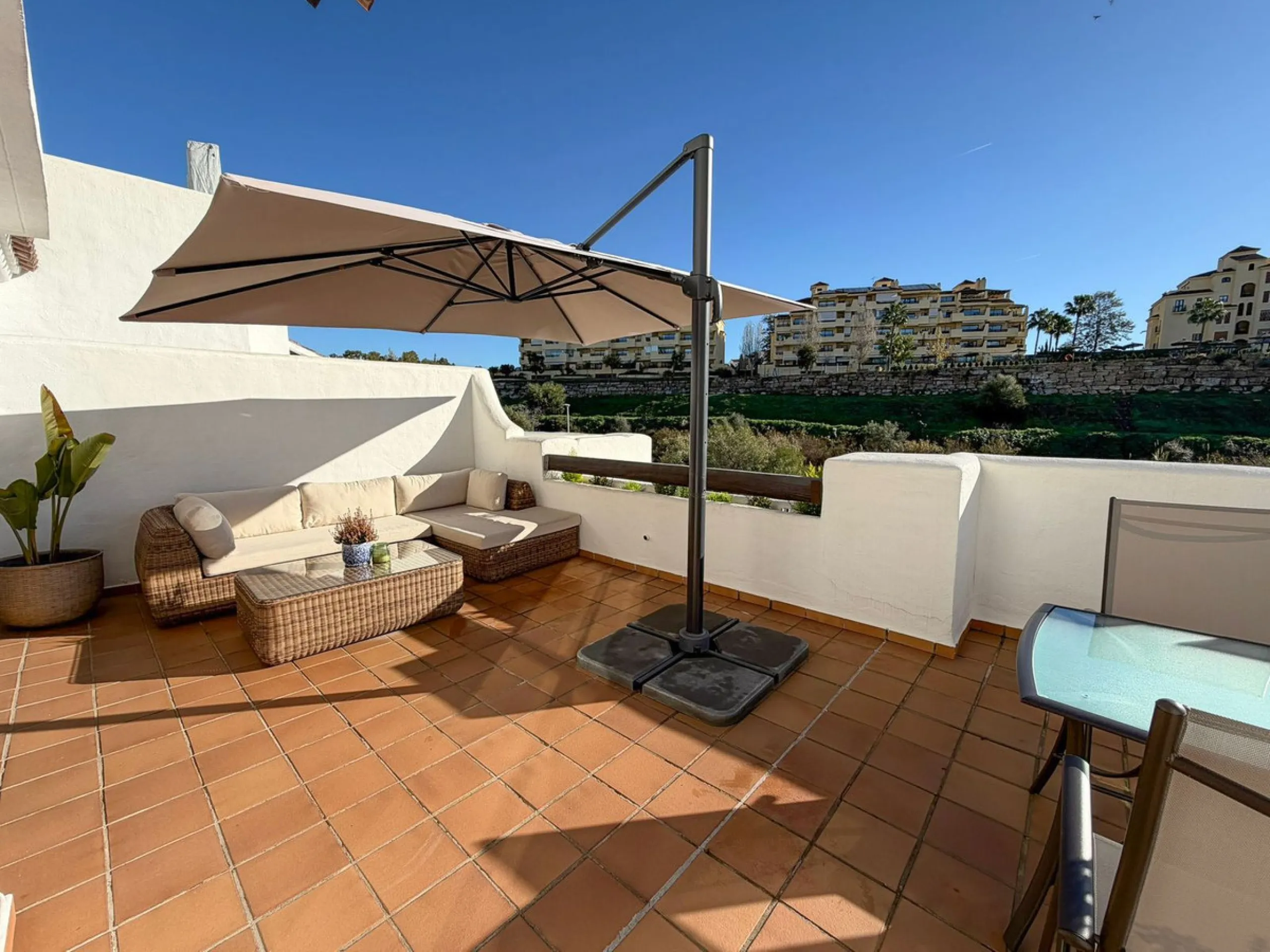 Bright apartment in Golf Hills urbanisation, with large terrace and garage in Selwo – La Resina
