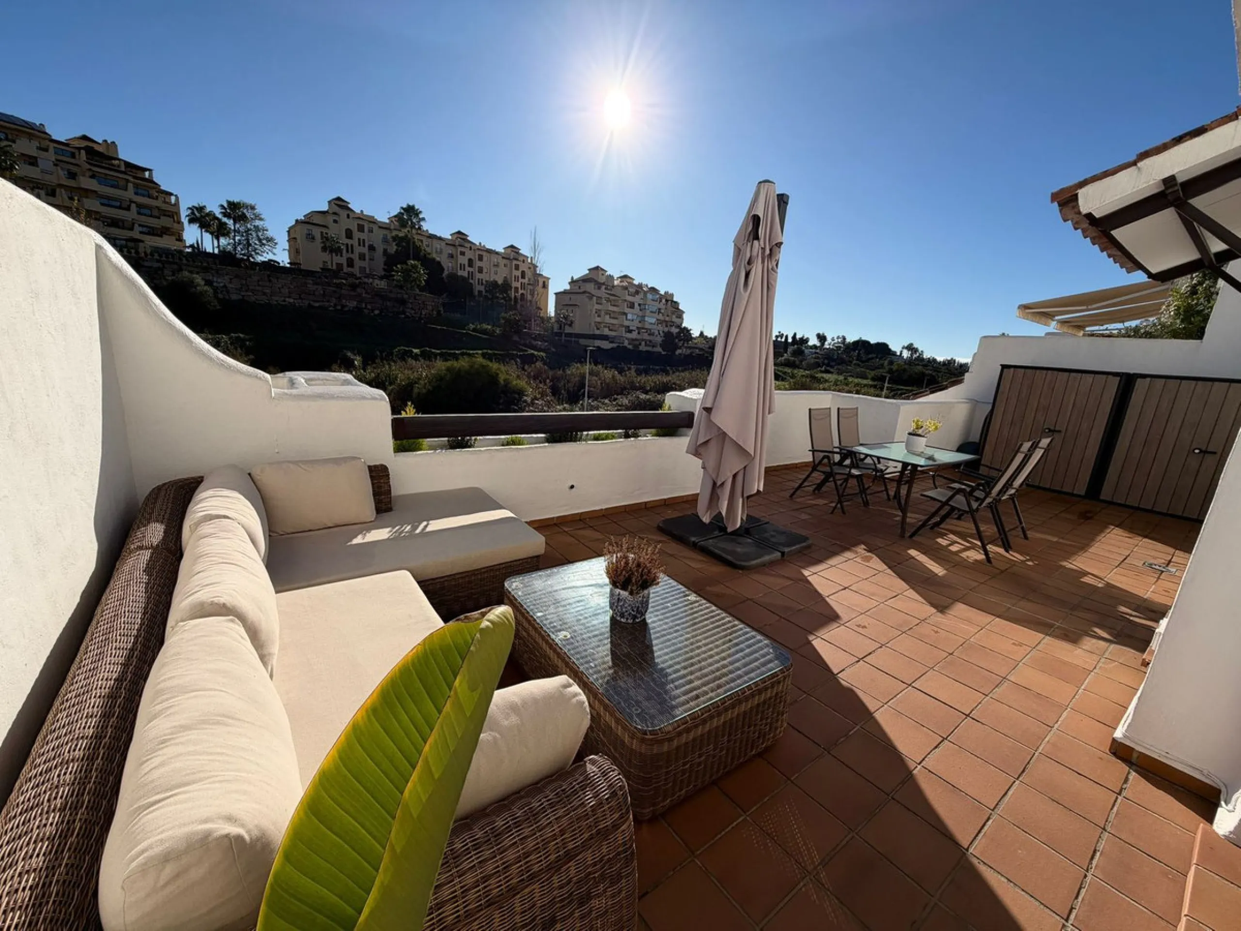 Bright apartment in Golf Hills urbanisation, with large terrace and garage in Selwo – La Resina