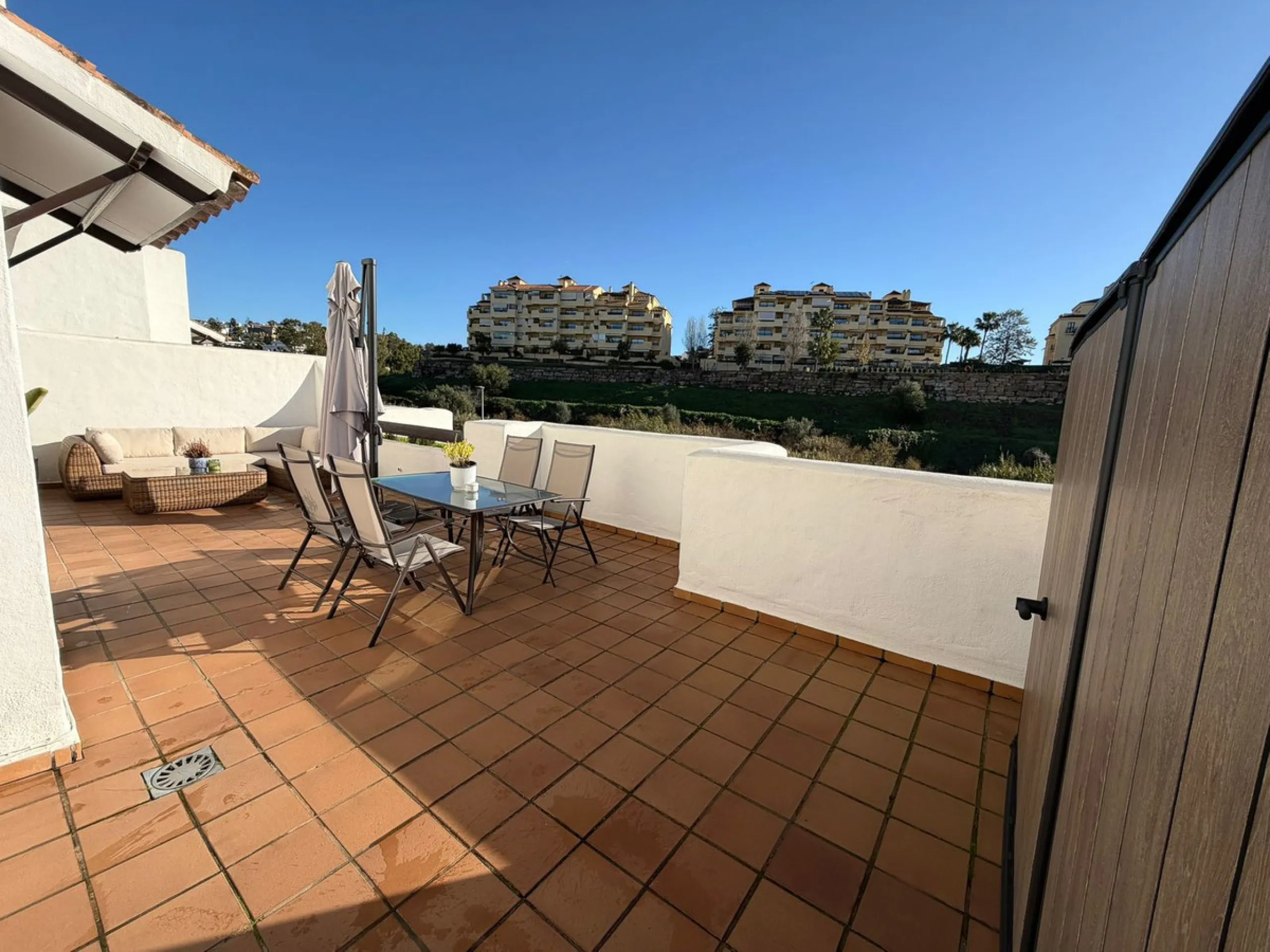 Bright apartment in Golf Hills urbanisation, with large terrace and garage in Selwo – La Resina