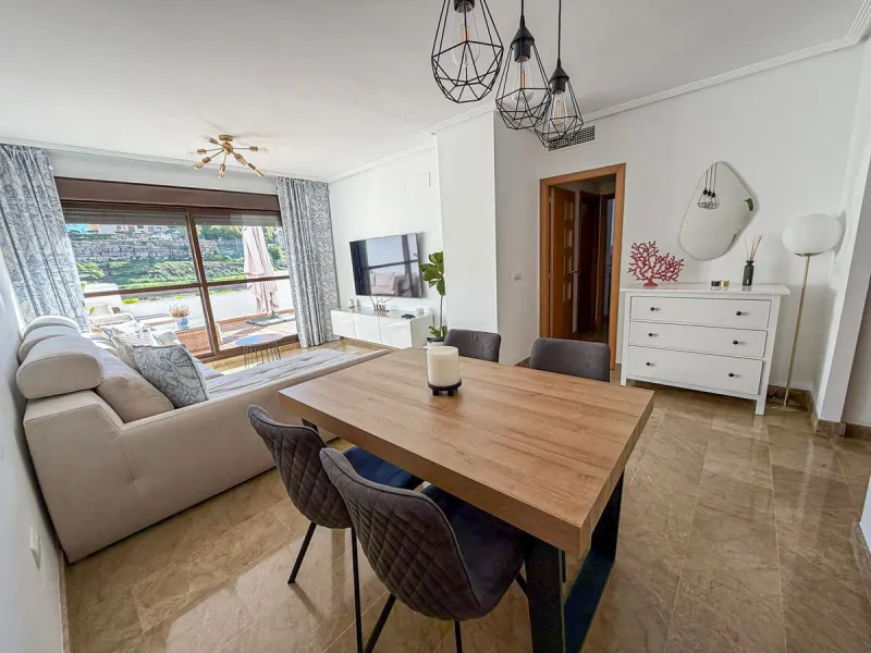Bright apartment in Golf Hills urbanisation, with large terrace and garage in Selwo – La Resina