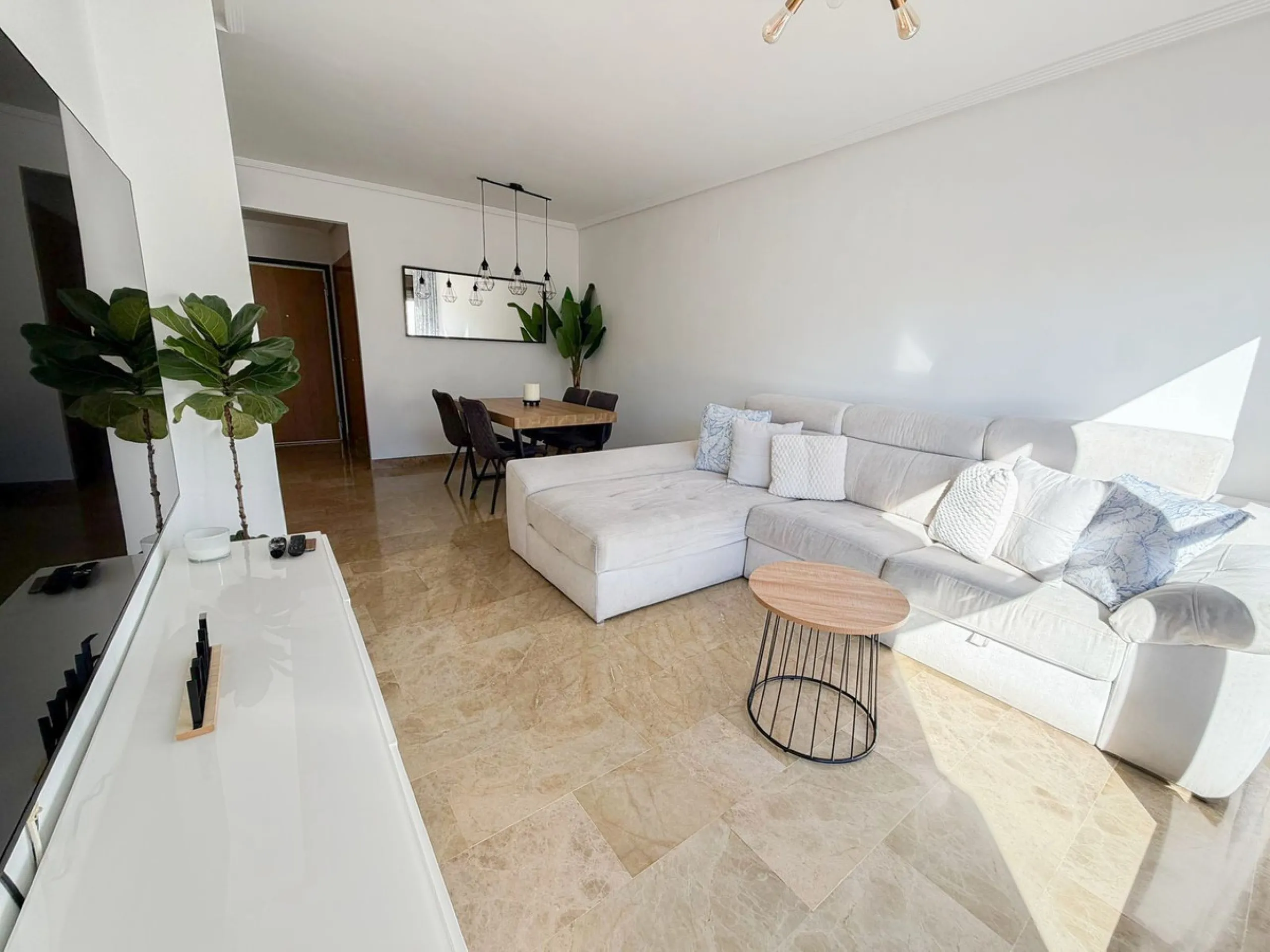 Bright apartment in Golf Hills urbanisation, with large terrace and garage in Selwo – La Resina