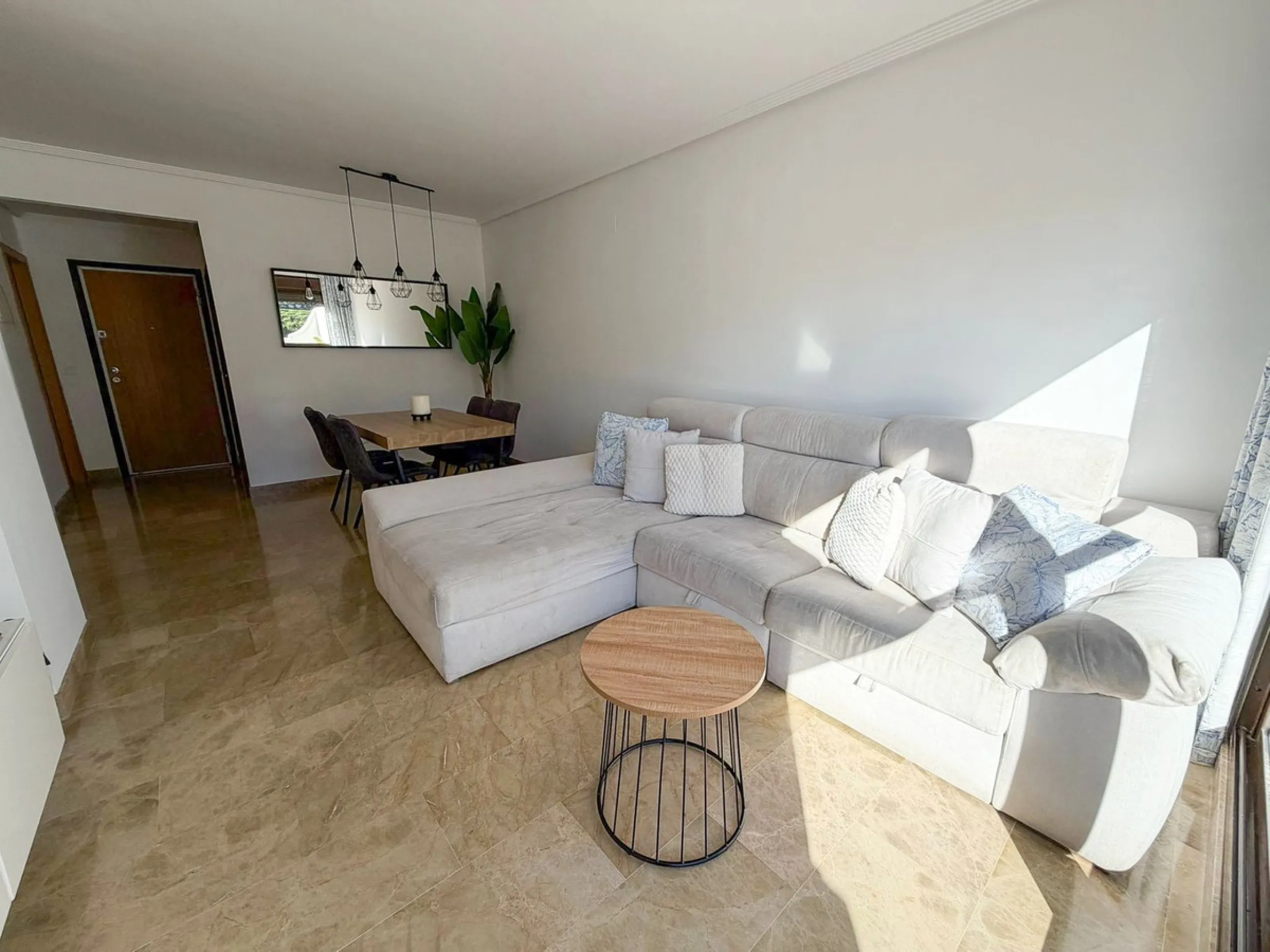 Bright apartment in Golf Hills urbanisation, with large terrace and garage in Selwo – La Resina