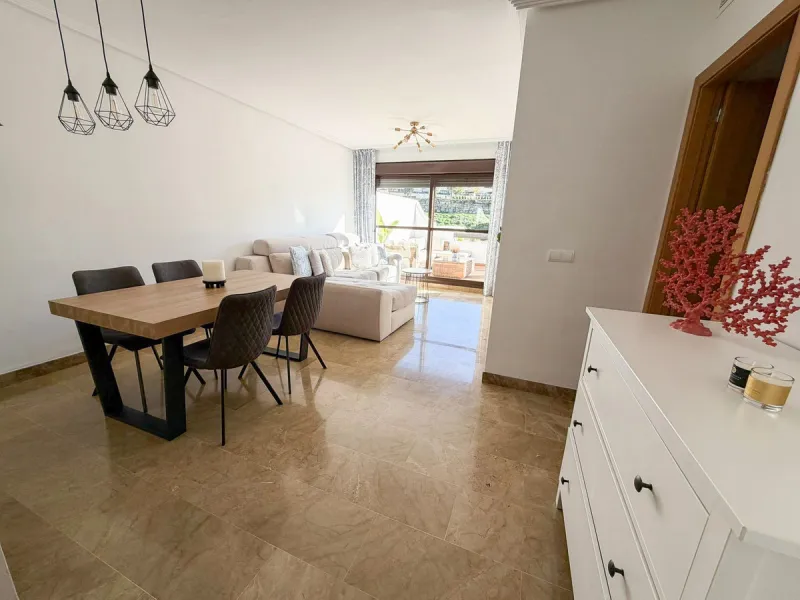 Bright apartment in Golf Hills urbanisation, with large terrace and garage in Selwo – La Resina