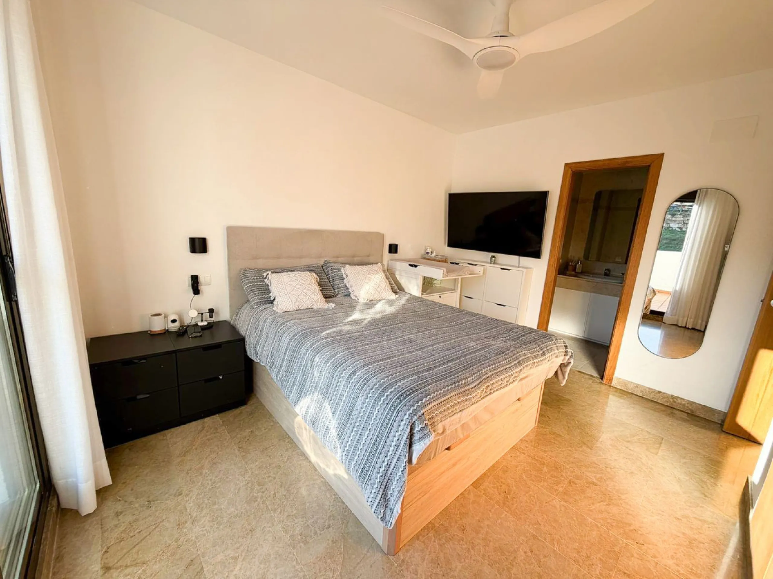 Bright apartment in Golf Hills urbanisation, with large terrace and garage in Selwo – La Resina