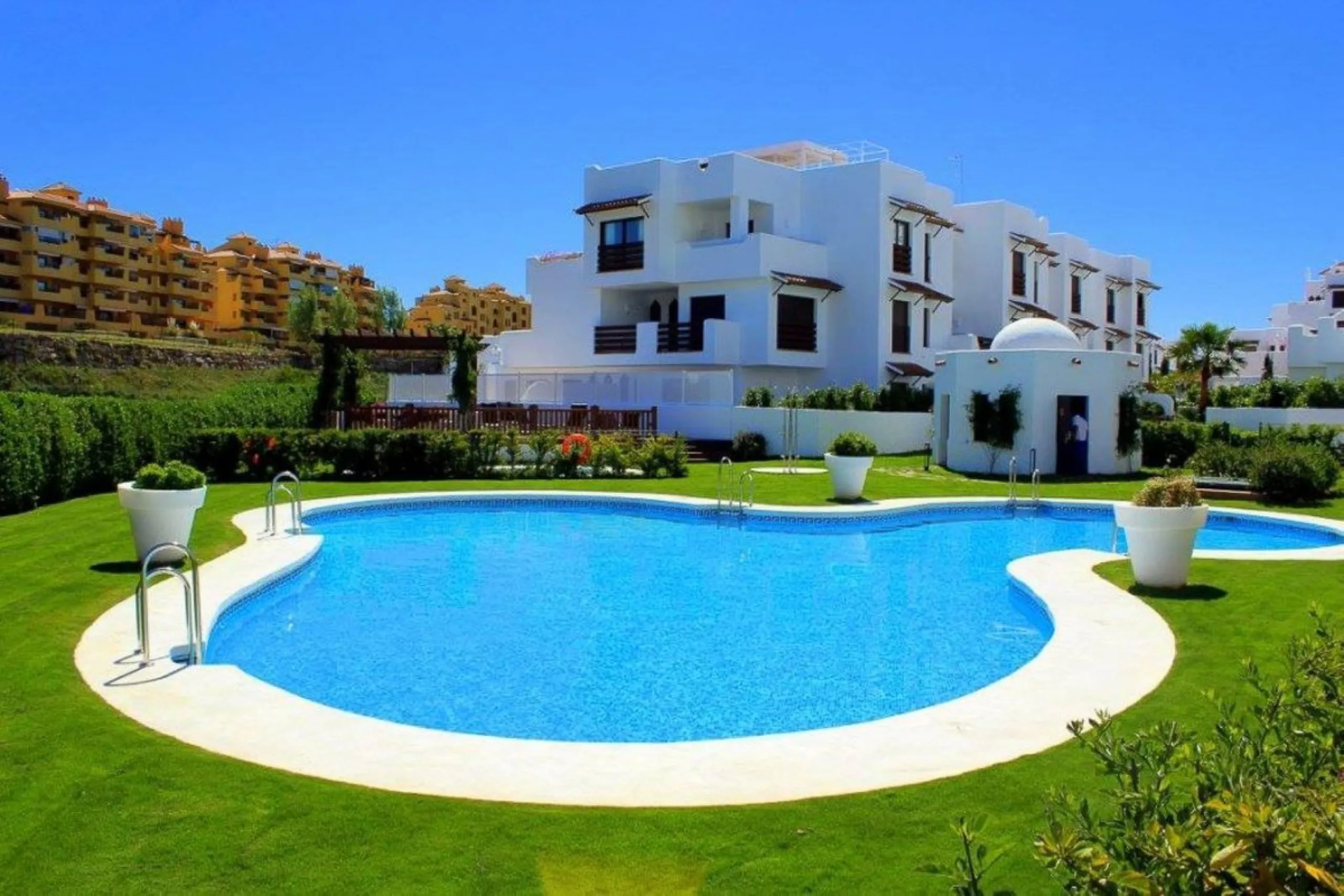Bright apartment in Golf Hills urbanisation, with large terrace and garage in Selwo – La Resina