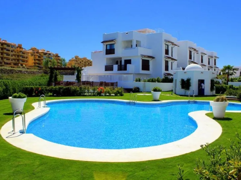 Bright apartment in Golf Hills urbanisation, with large terrace and garage in Selwo – La Resina