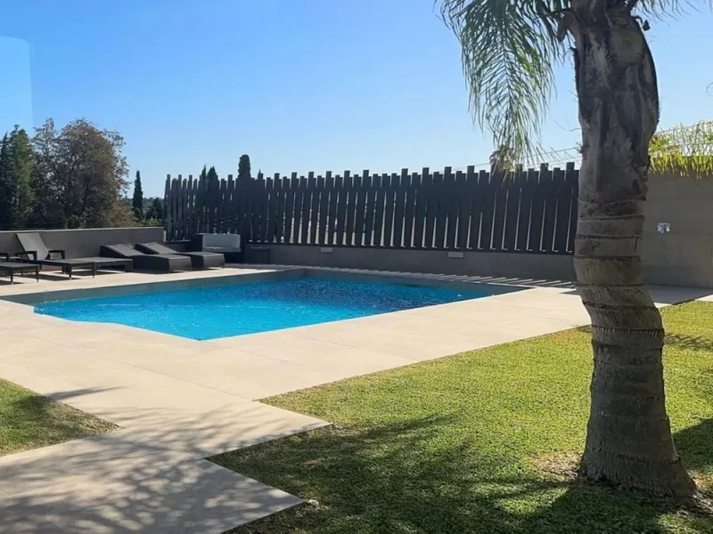 Located in Guadalmina Alta, in the quiet area of Valle del Sol, this charming property sits on a large plot of 1,440 m², offering privacy, space, and enormous potential for expansion.