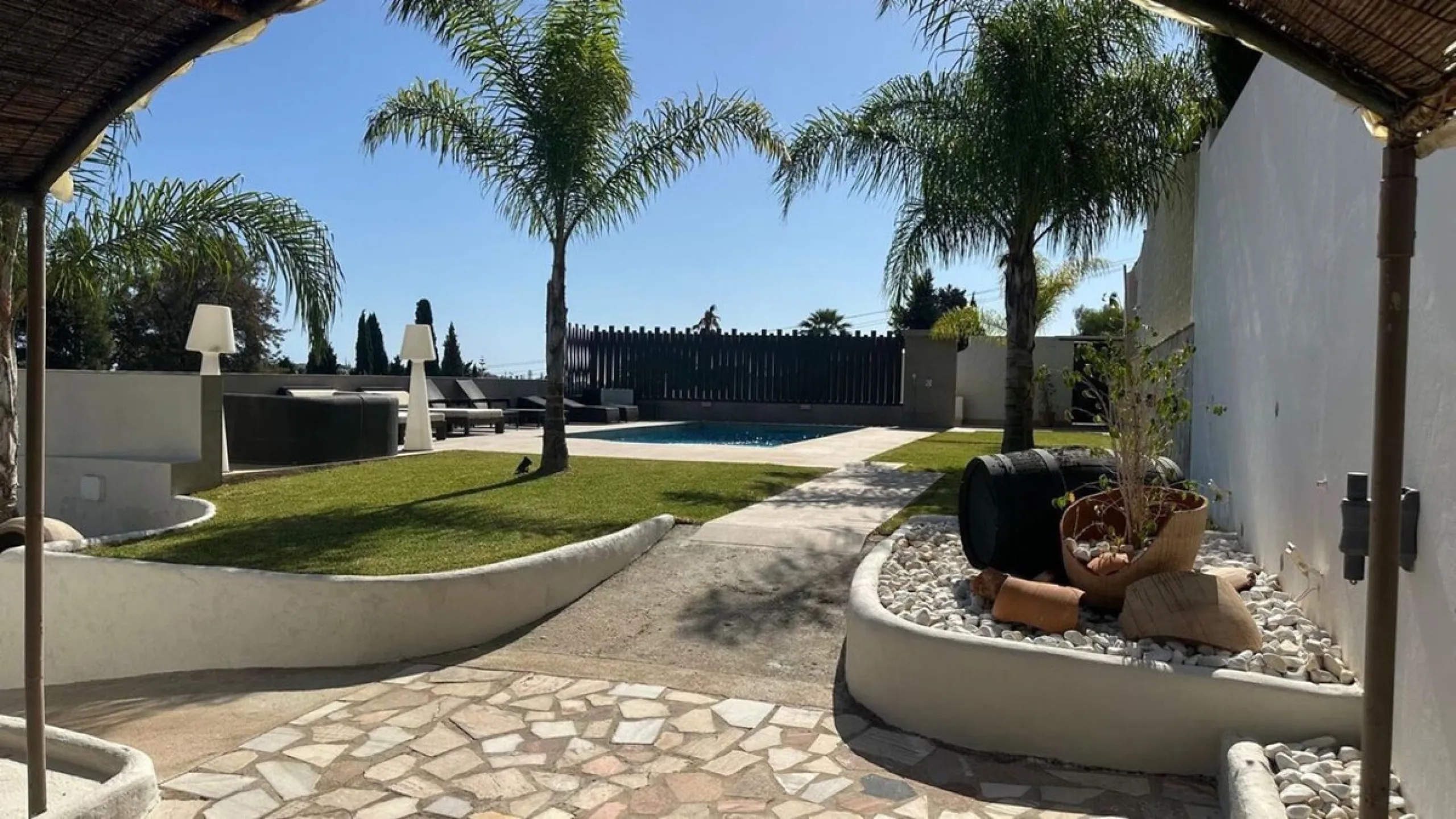 House - Detached Villa в продаже в Marbella, Málaga. В доме 2 спален и 1 ванных комнат. Площадь дома 80 м². Площадь участка 1440 м²