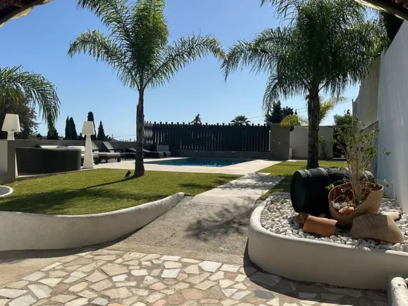 House - Detached Villa в продаже в Marbella, Málaga. В доме 2 спален и 1 ванных комнат. Площадь дома 80 м². Площадь участка 1440 м²