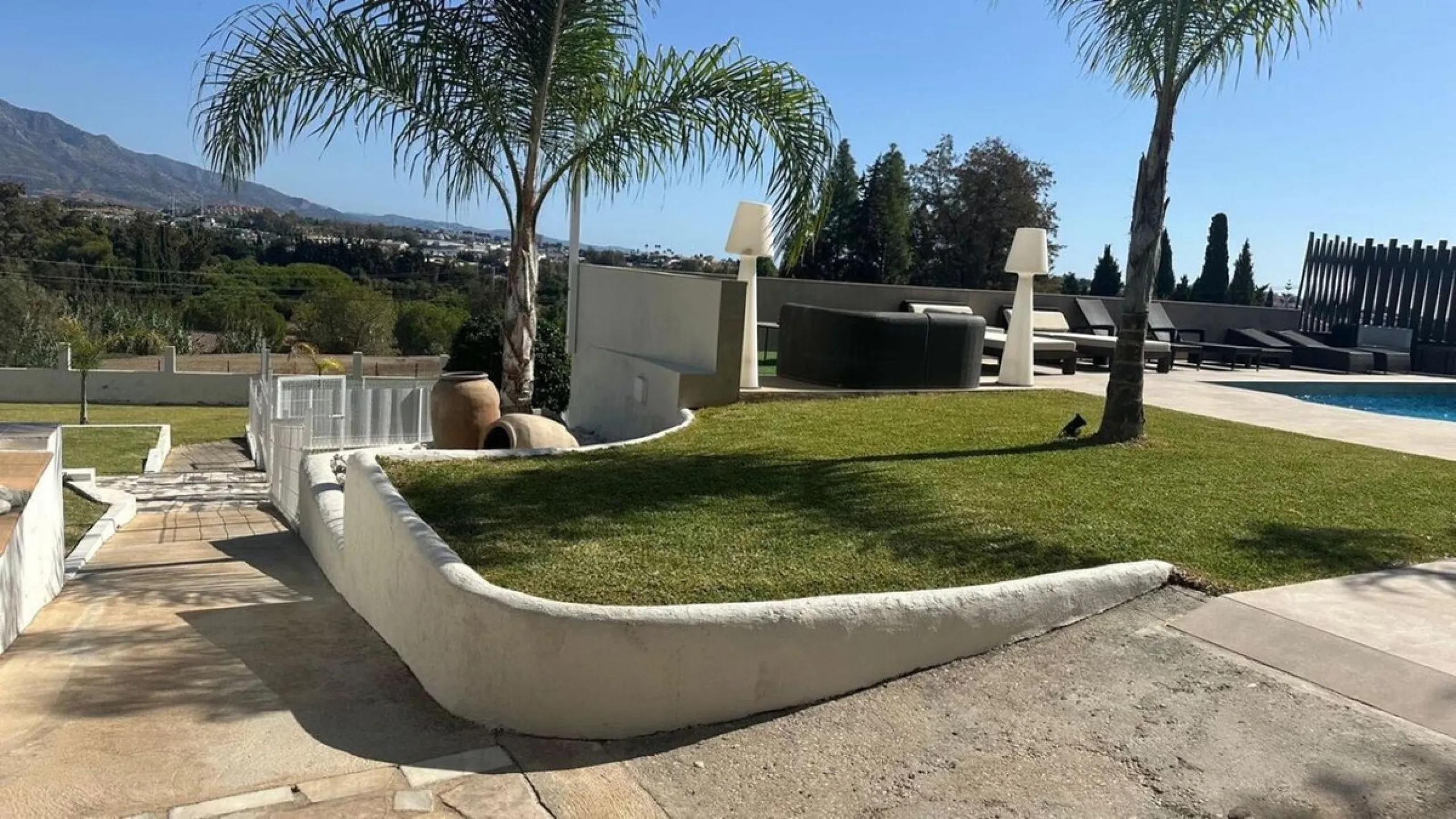 House - Detached Villa в продаже в Marbella, Málaga. В доме 2 спален и 1 ванных комнат. Площадь дома 80 м². Площадь участка 1440 м²