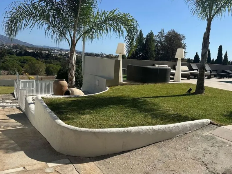 House - Detached Villa в продаже в Marbella, Málaga. В доме 2 спален и 1 ванных комнат. Площадь дома 80 м². Площадь участка 1440 м²