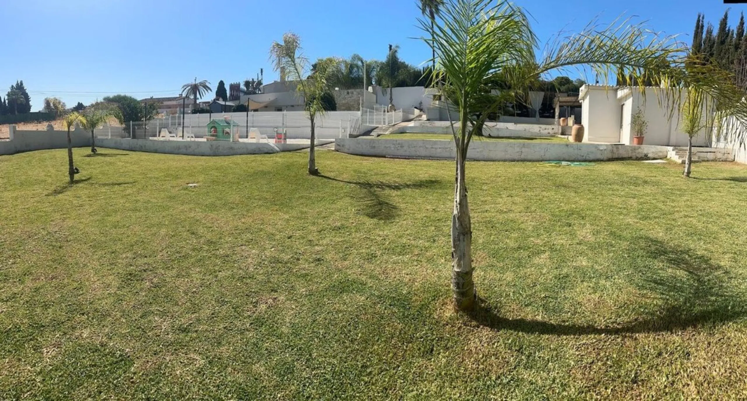 House - Detached Villa в продаже в Marbella, Málaga. В доме 2 спален и 1 ванных комнат. Площадь дома 80 м². Площадь участка 1440 м²