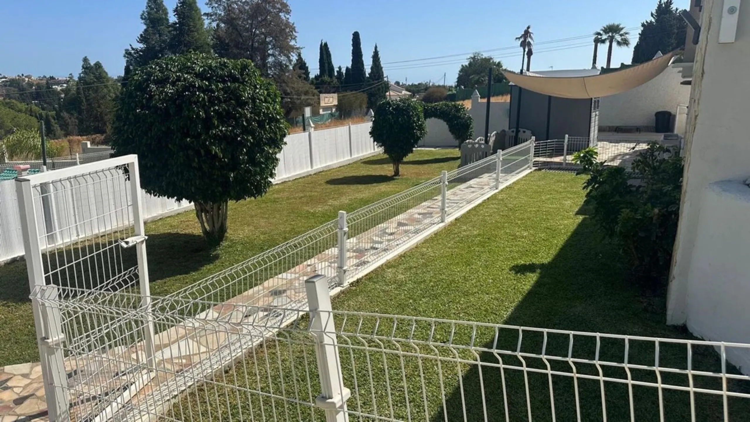 House - Detached Villa в продаже в Marbella, Málaga. В доме 2 спален и 1 ванных комнат. Площадь дома 80 м². Площадь участка 1440 м²