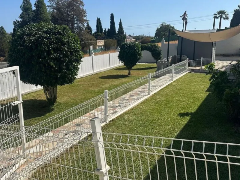 House - Detached Villa в продаже в Marbella, Málaga. В доме 2 спален и 1 ванных комнат. Площадь дома 80 м². Площадь участка 1440 м²