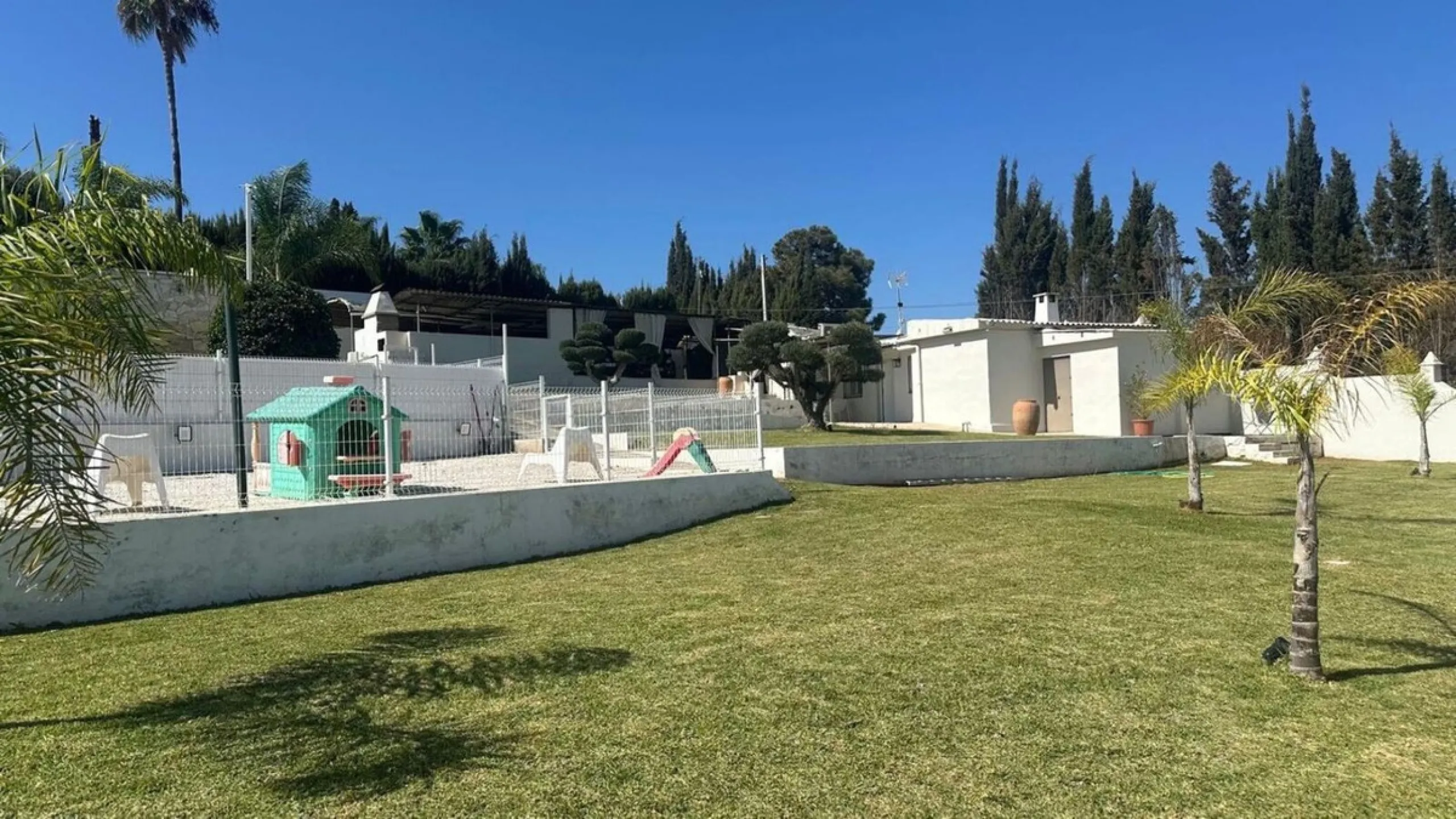 House - Detached Villa в продаже в Marbella, Málaga. В доме 2 спален и 1 ванных комнат. Площадь дома 80 м². Площадь участка 1440 м²