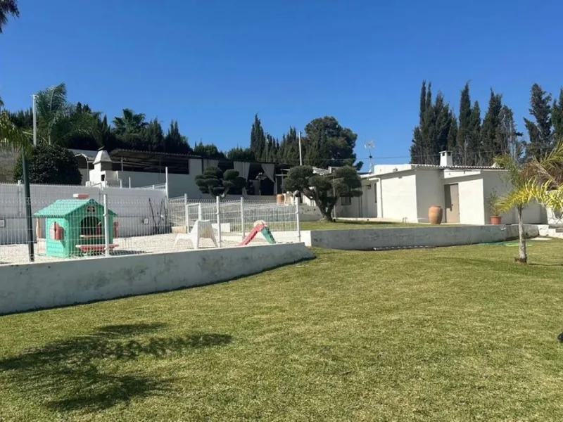 House - Detached Villa в продаже в Marbella, Málaga. В доме 2 спален и 1 ванных комнат. Площадь дома 80 м². Площадь участка 1440 м²