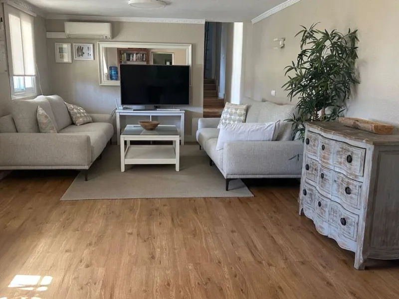 House - Detached Villa в продаже в Marbella, Málaga. В доме 2 спален и 1 ванных комнат. Площадь дома 80 м². Площадь участка 1440 м²