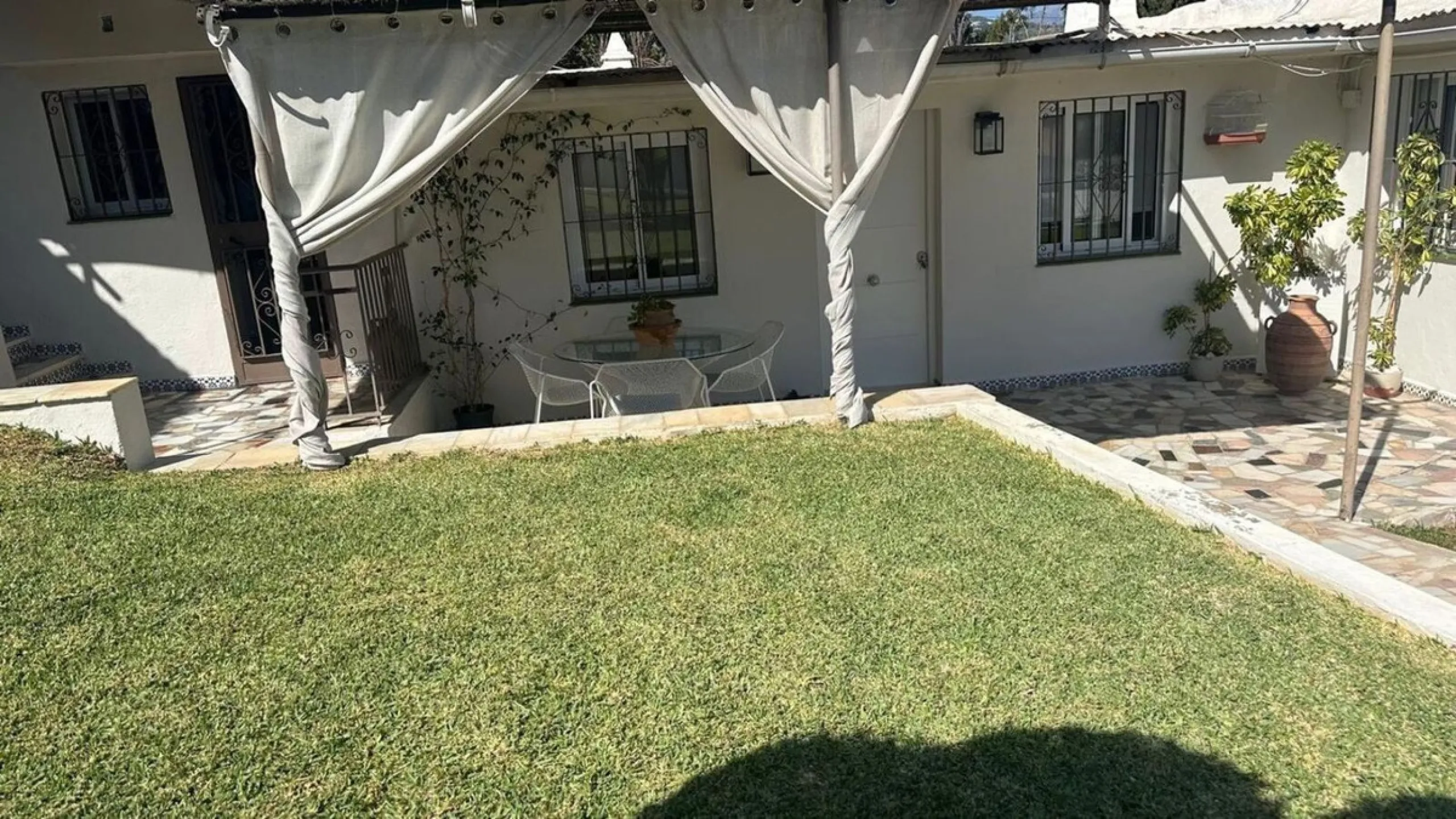 House - Detached Villa в продаже в Marbella, Málaga. В доме 2 спален и 1 ванных комнат. Площадь дома 80 м². Площадь участка 1440 м²