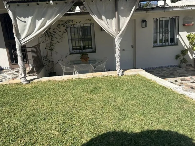 House - Detached Villa в продаже в Marbella, Málaga. В доме 2 спален и 1 ванных комнат. Площадь дома 80 м². Площадь участка 1440 м²