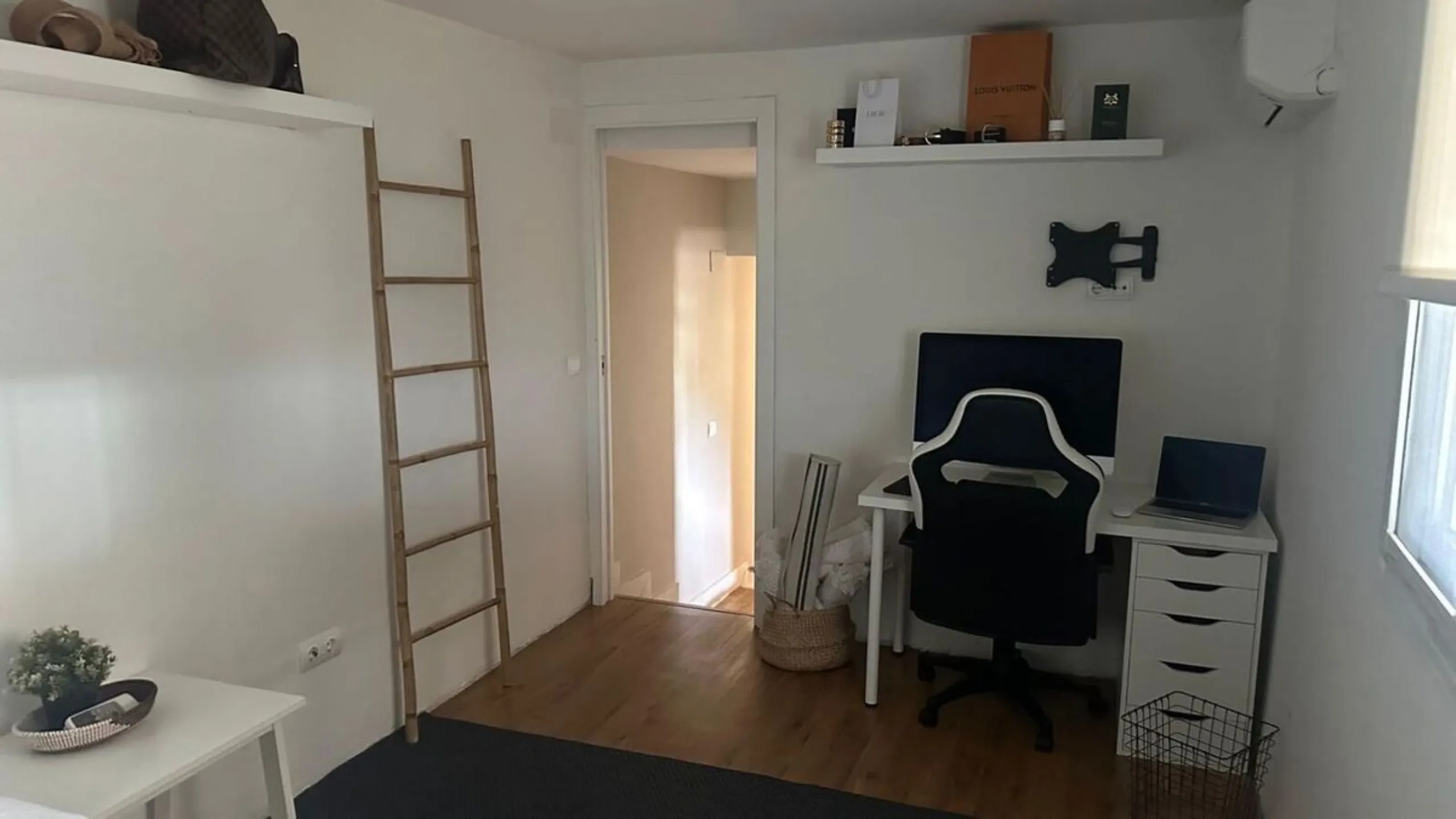 House - Detached Villa в продаже в Marbella, Málaga. В доме 2 спален и 1 ванных комнат. Площадь дома 80 м². Площадь участка 1440 м²