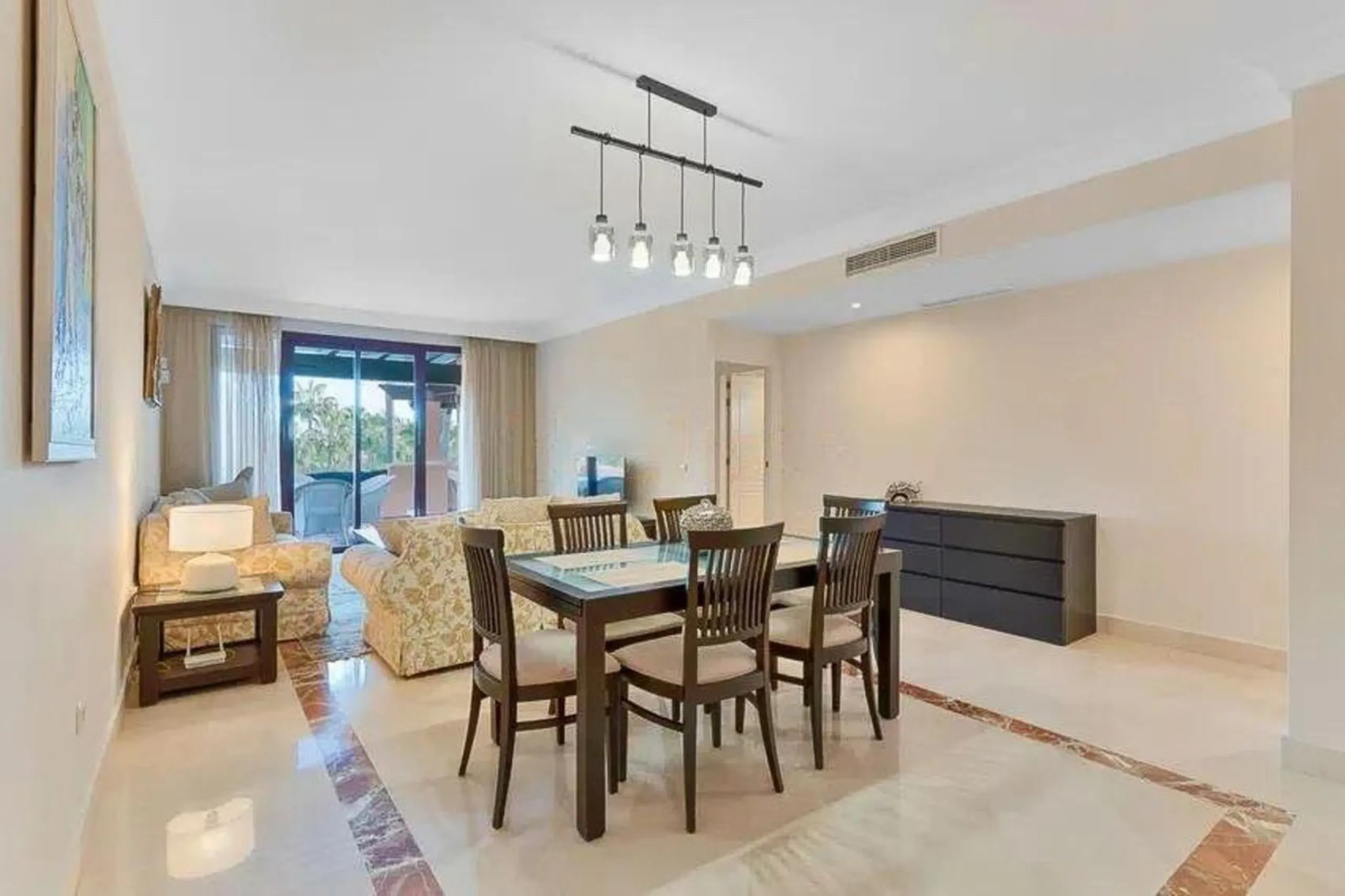 Elegant apartment by the sea, located in an exclusive residential development just a few meters from the promenade and the beach, in one of the most sought-after areas of San Pedro de Alcántara. A bright and well-maintained home, ideal for enjoying the Me