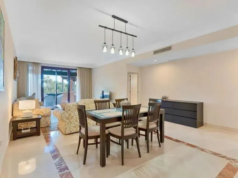 Elegant apartment by the sea, located in an exclusive residential development just a few meters from the promenade and the beach, in one of the most sought-after areas of San Pedro de Alcántara. A bright and well-maintained home, ideal for enjoying the Me