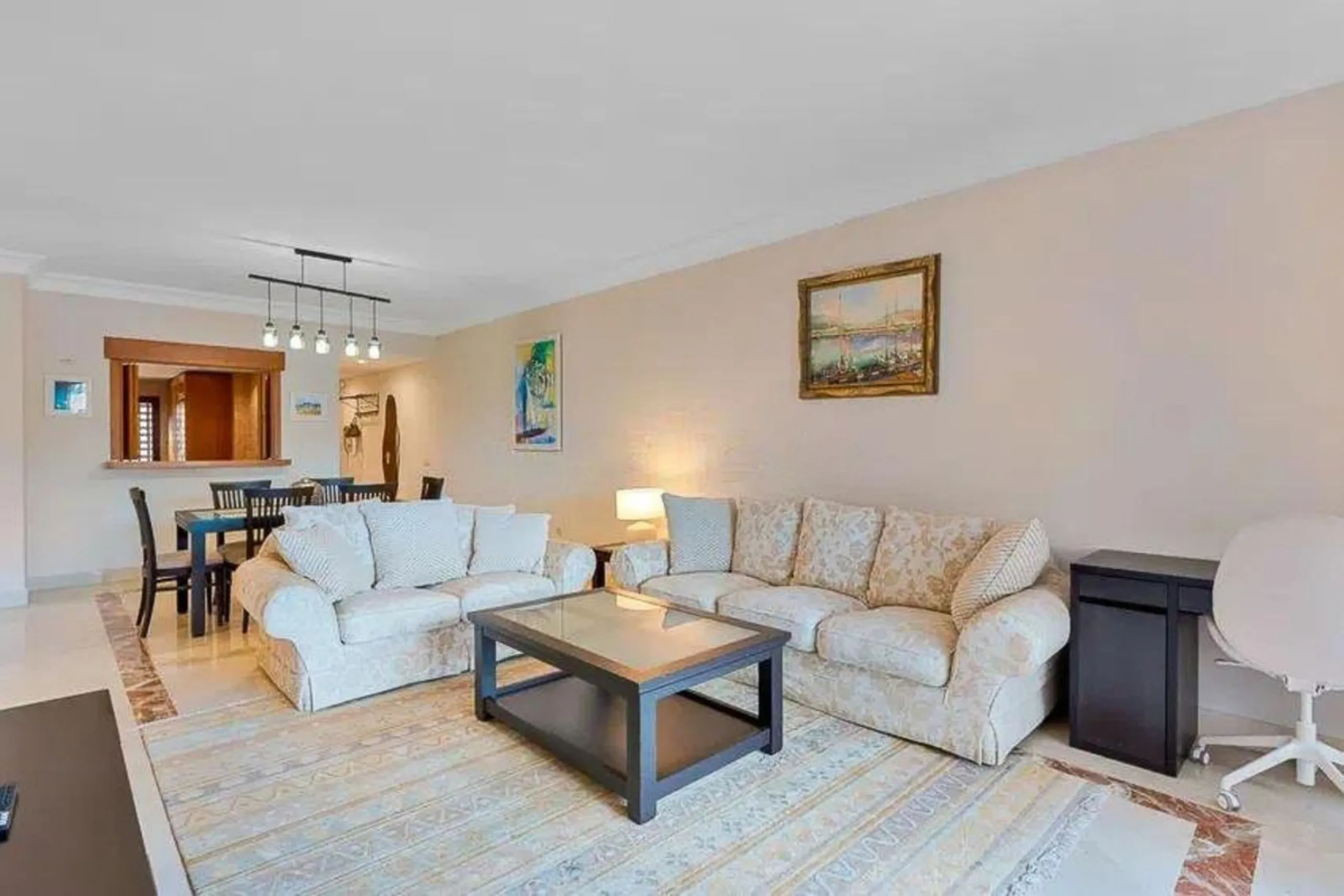 Elegant apartment by the sea, located in an exclusive residential development just a few meters from the promenade and the beach, in one of the most sought-after areas of San Pedro de Alcántara. A bright and well-maintained home, ideal for enjoying the Me