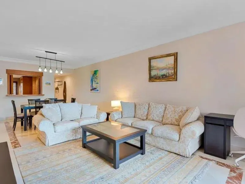 Elegant apartment by the sea, located in an exclusive residential development just a few meters from the promenade and the beach, in one of the most sought-after areas of San Pedro de Alcántara. A bright and well-maintained home, ideal for enjoying the Me