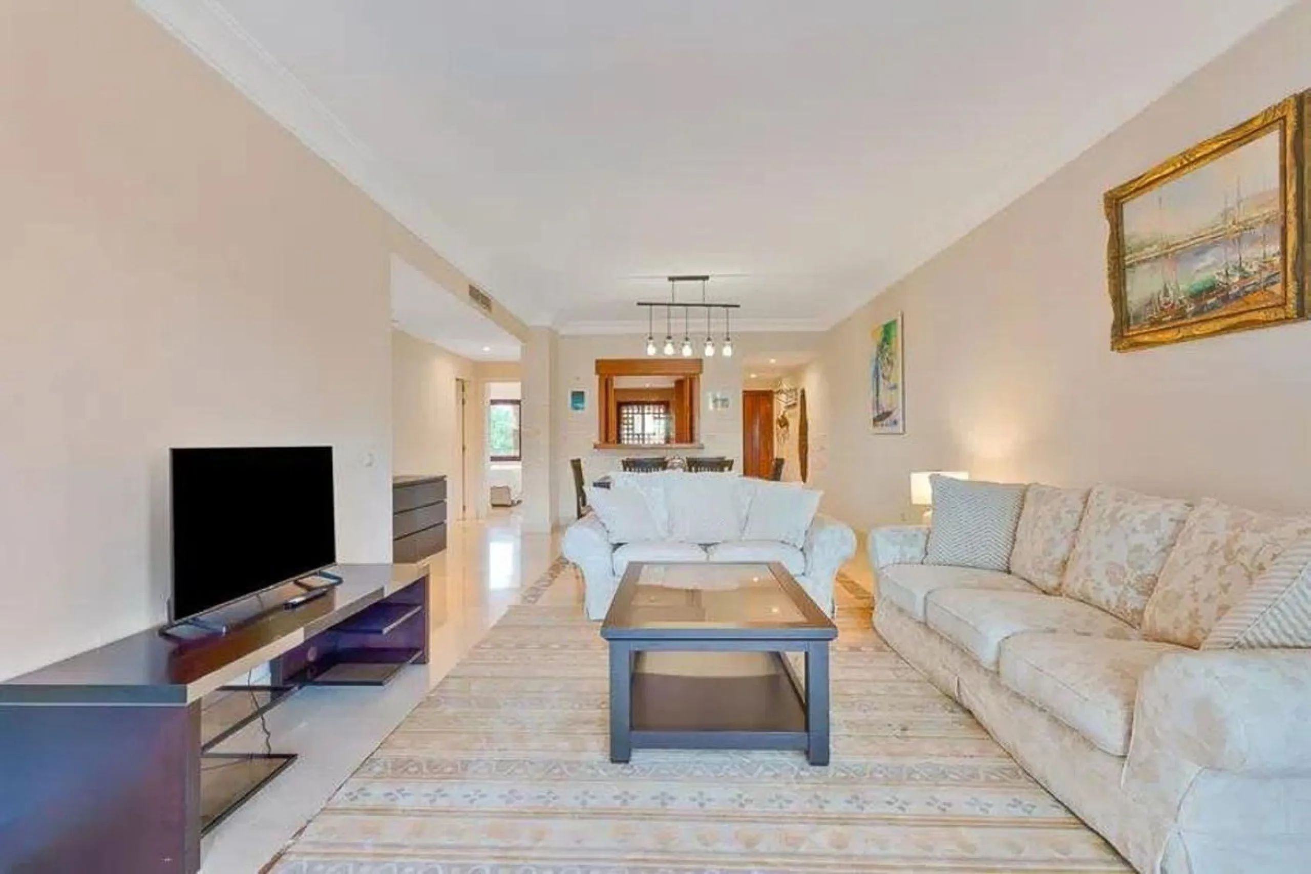 Elegant apartment by the sea, located in an exclusive residential development just a few meters from the promenade and the beach, in one of the most sought-after areas of San Pedro de Alcántara. A bright and well-maintained home, ideal for enjoying the Me