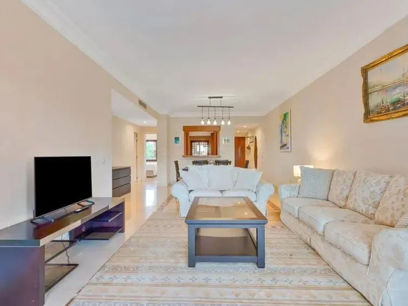 Elegant apartment by the sea, located in an exclusive residential development just a few meters from the promenade and the beach, in one of the most sought-after areas of San Pedro de Alcántara. A bright and well-maintained home, ideal for enjoying the Me