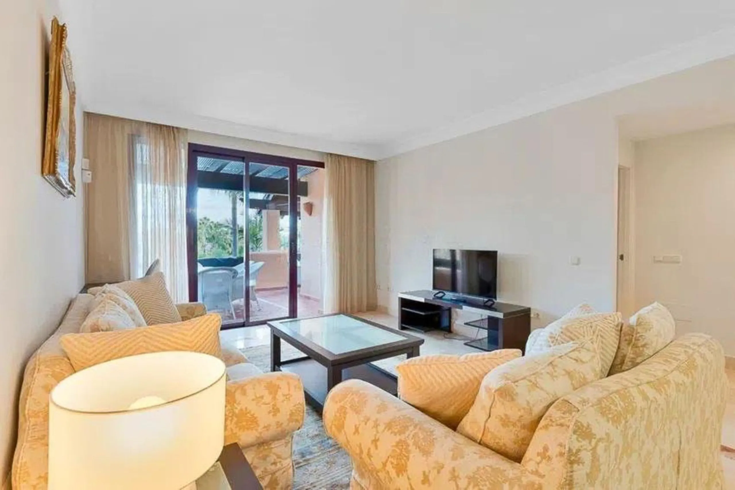 Elegant apartment by the sea, located in an exclusive residential development just a few meters from the promenade and the beach, in one of the most sought-after areas of San Pedro de Alcántara. A bright and well-maintained home, ideal for enjoying the Me