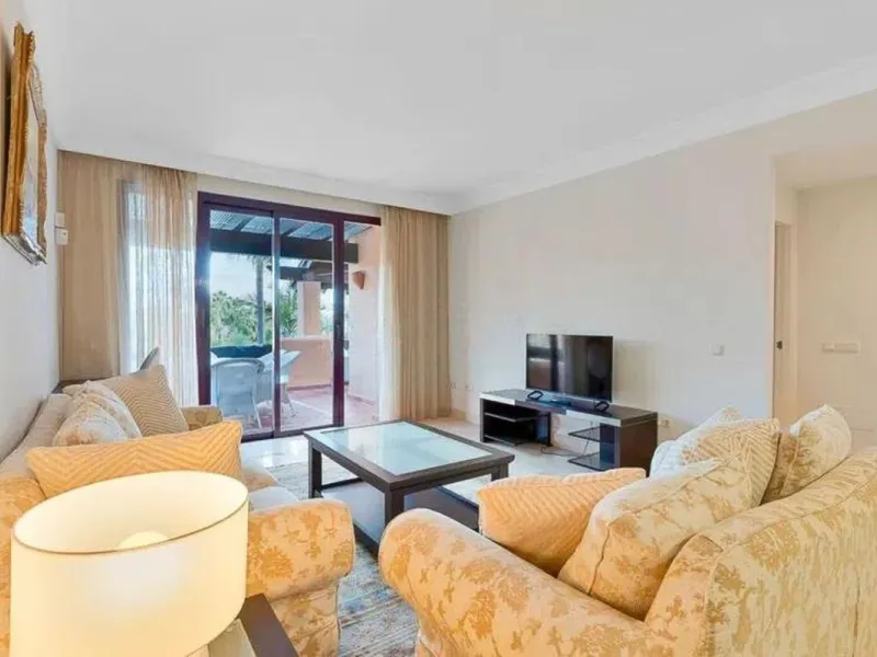 Elegant apartment by the sea, located in an exclusive residential development just a few meters from the promenade and the beach, in one of the most sought-after areas of San Pedro de Alcántara. A bright and well-maintained home, ideal for enjoying the Me