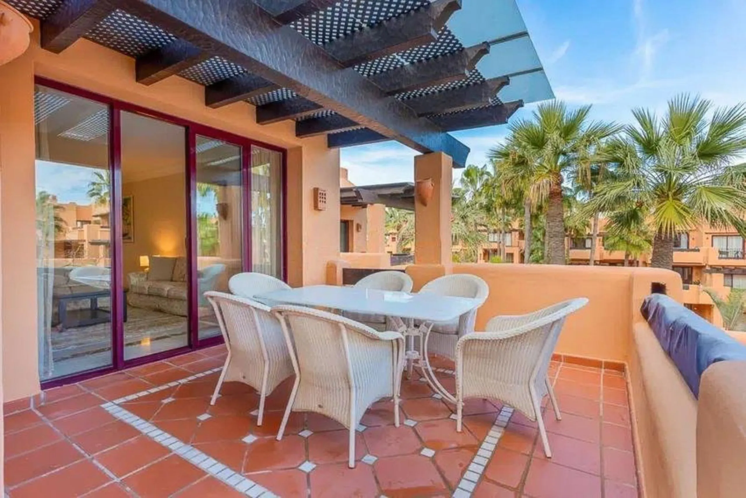 Elegant apartment by the sea, located in an exclusive residential development just a few meters from the promenade and the beach, in one of the most sought-after areas of San Pedro de Alcántara. A bright and well-maintained home, ideal for enjoying the Me