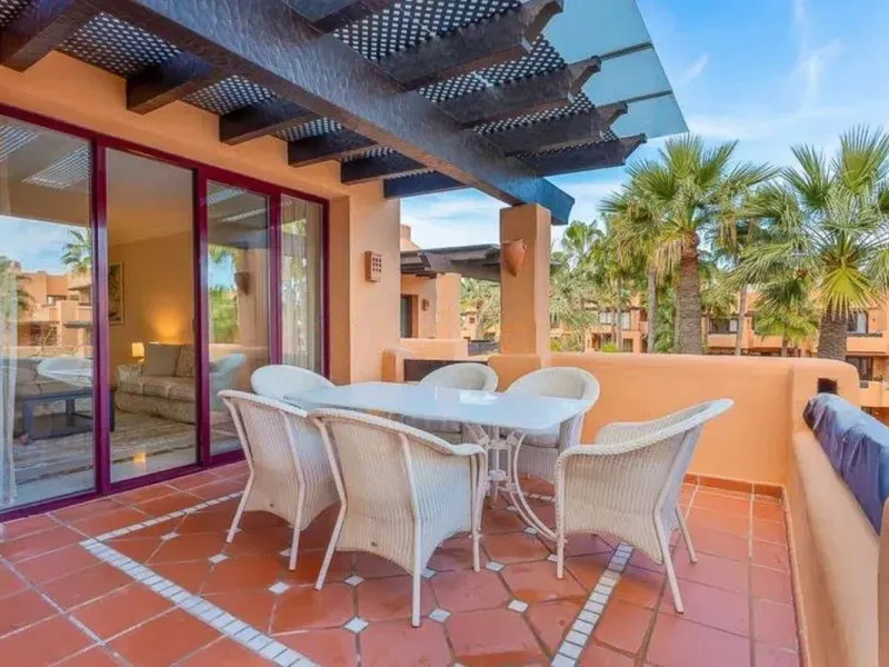 Elegant apartment by the sea, located in an exclusive residential development just a few meters from the promenade and the beach, in one of the most sought-after areas of San Pedro de Alcántara. A bright and well-maintained home, ideal for enjoying the Me