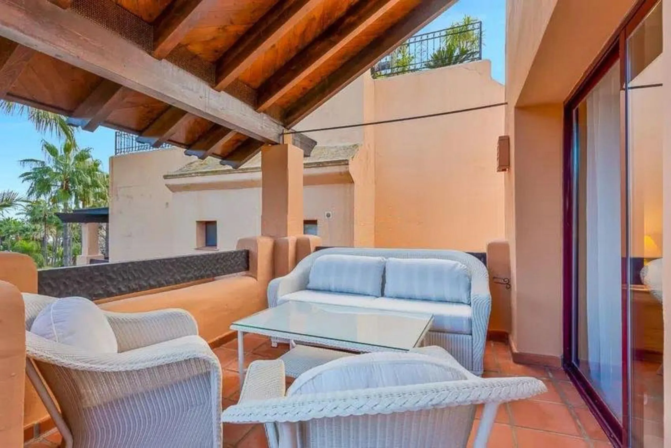 Elegant apartment by the sea, located in an exclusive residential development just a few meters from the promenade and the beach, in one of the most sought-after areas of San Pedro de Alcántara. A bright and well-maintained home, ideal for enjoying the Me
