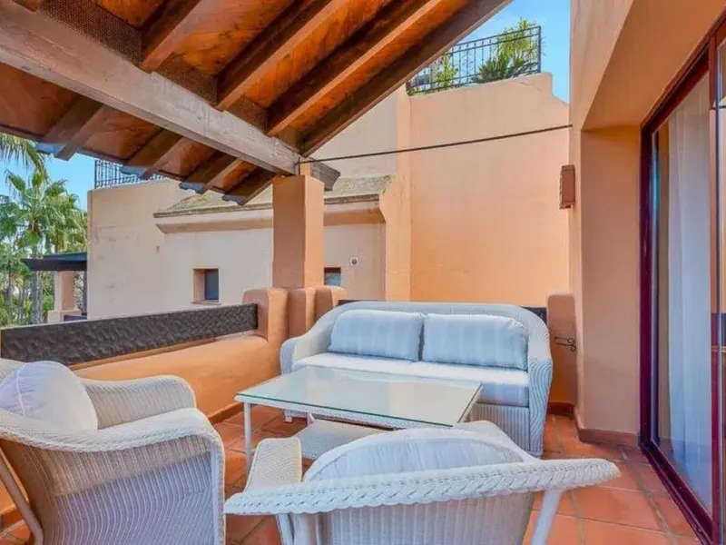 Elegant apartment by the sea, located in an exclusive residential development just a few meters from the promenade and the beach, in one of the most sought-after areas of San Pedro de Alcántara. A bright and well-maintained home, ideal for enjoying the Me