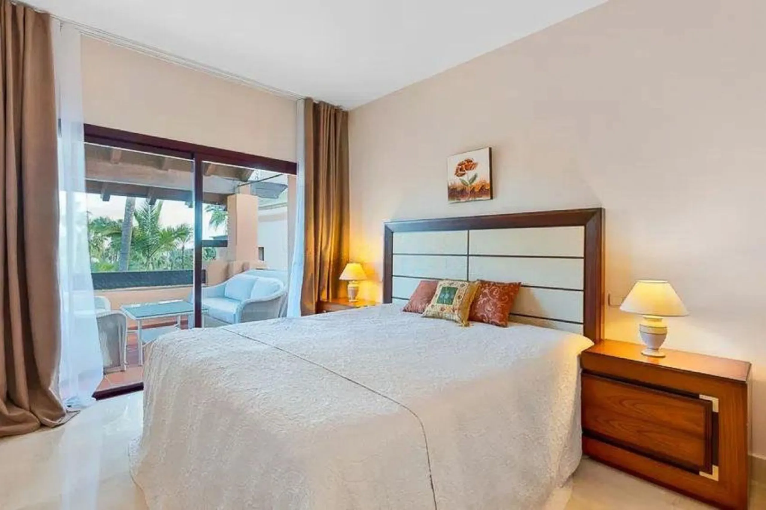 Elegant apartment by the sea, located in an exclusive residential development just a few meters from the promenade and the beach, in one of the most sought-after areas of San Pedro de Alcántara. A bright and well-maintained home, ideal for enjoying the Me