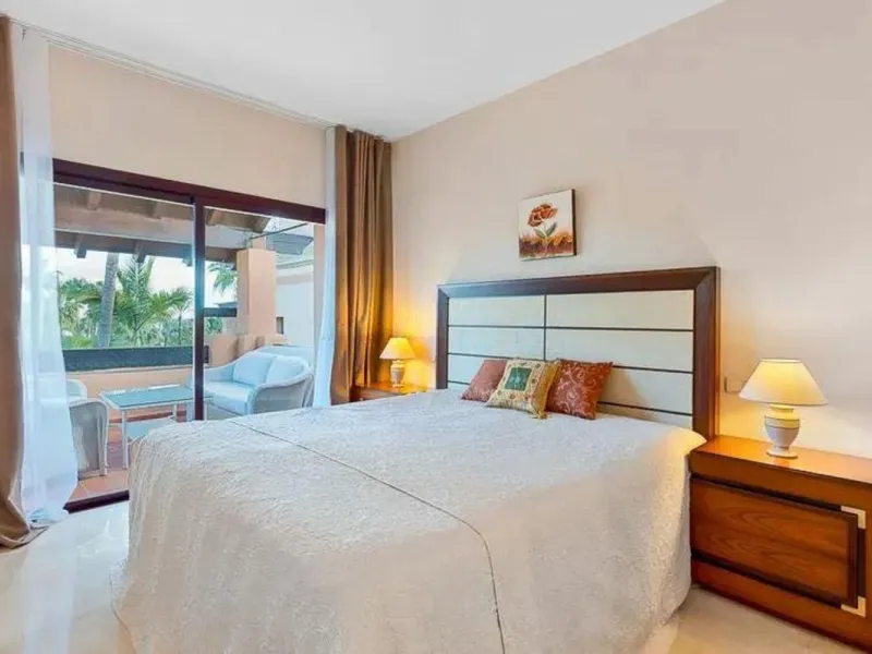 Elegant apartment by the sea, located in an exclusive residential development just a few meters from the promenade and the beach, in one of the most sought-after areas of San Pedro de Alcántara. A bright and well-maintained home, ideal for enjoying the Me