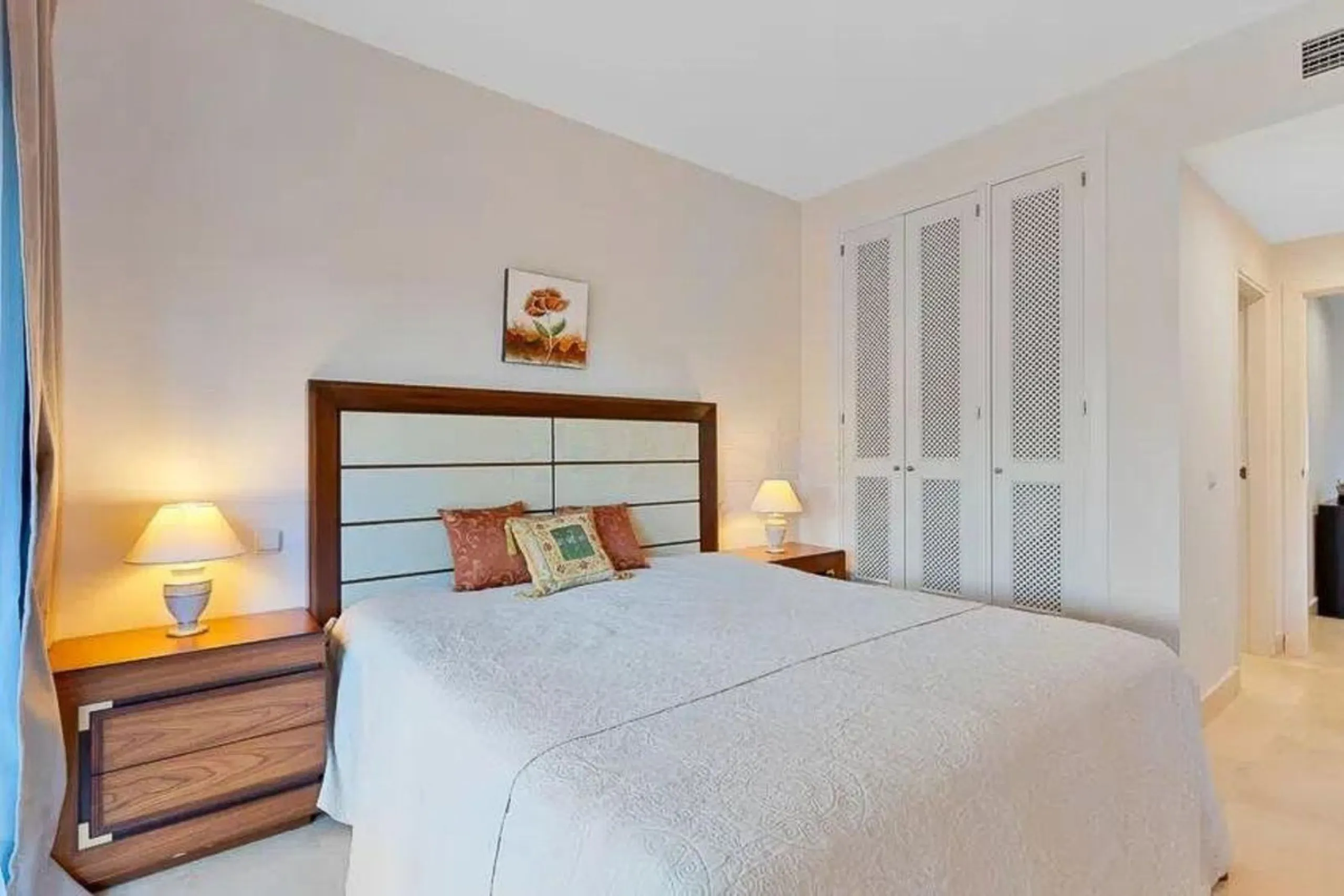 Elegant apartment by the sea, located in an exclusive residential development just a few meters from the promenade and the beach, in one of the most sought-after areas of San Pedro de Alcántara. A bright and well-maintained home, ideal for enjoying the Me