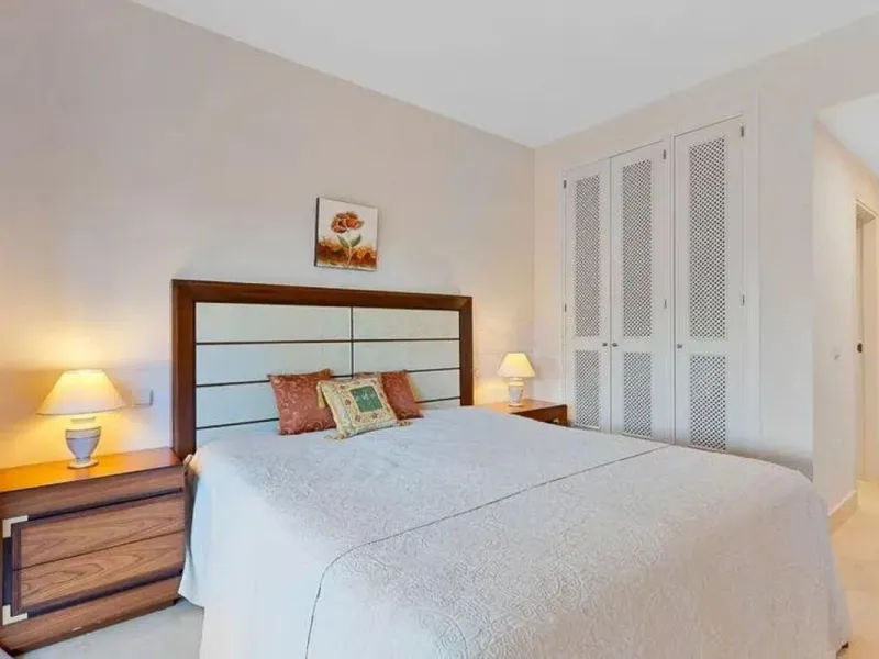 Elegant apartment by the sea, located in an exclusive residential development just a few meters from the promenade and the beach, in one of the most sought-after areas of San Pedro de Alcántara. A bright and well-maintained home, ideal for enjoying the Me