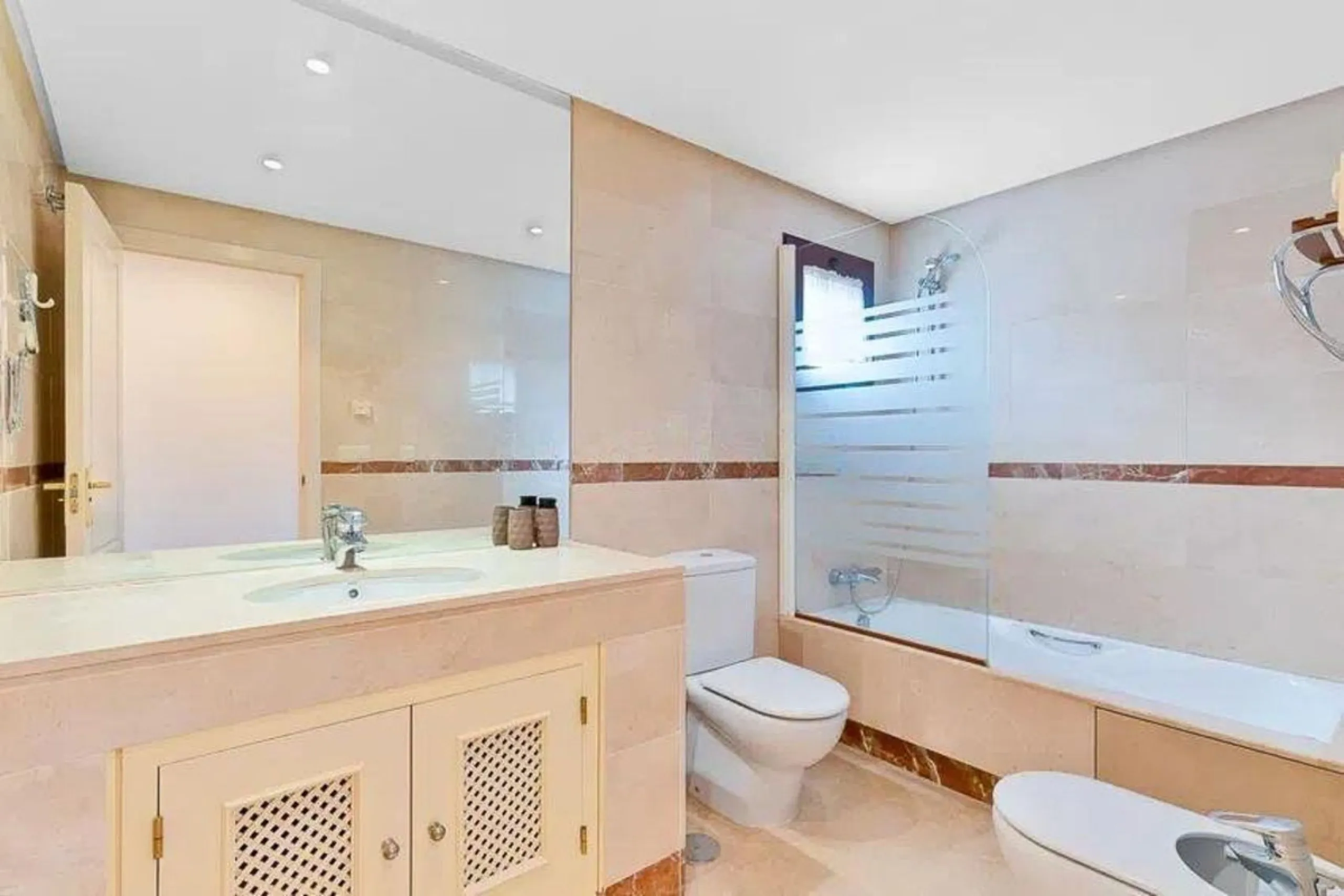 Elegant apartment by the sea, located in an exclusive residential development just a few meters from the promenade and the beach, in one of the most sought-after areas of San Pedro de Alcántara. A bright and well-maintained home, ideal for enjoying the Me