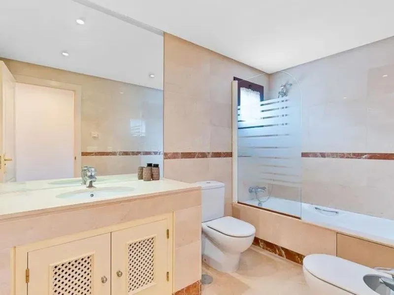 Elegant apartment by the sea, located in an exclusive residential development just a few meters from the promenade and the beach, in one of the most sought-after areas of San Pedro de Alcántara. A bright and well-maintained home, ideal for enjoying the Me